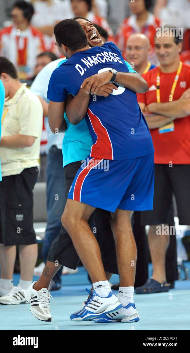 Daniel Narcisse célèbre avec Jackson Richardson après avoir remporté la  médaille d'or du handball, la France contre l'Islande à Beijing 2008 Jeux  Olympiques de 16 à Beijing, en Chine, le 24 août