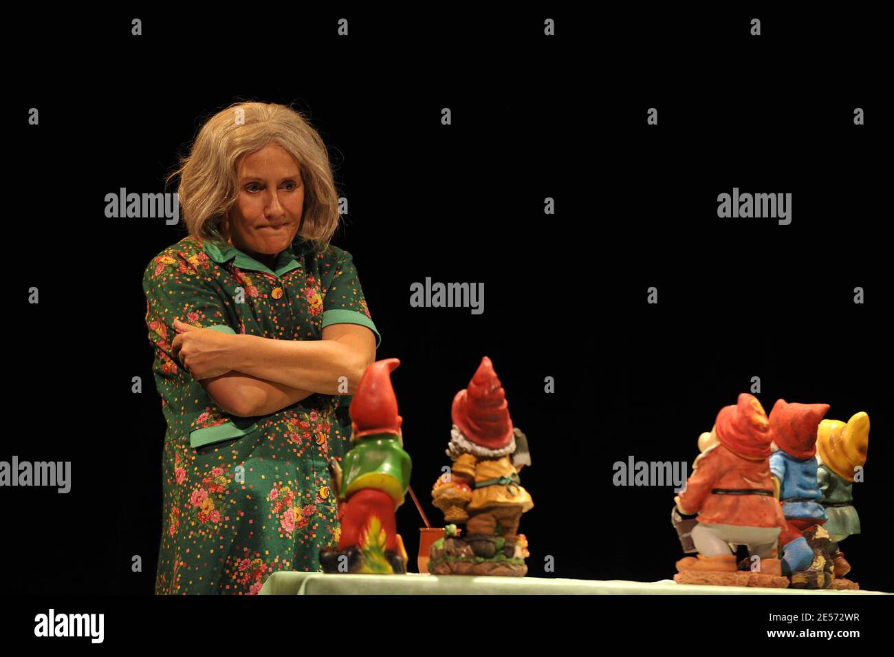 Lola Semonin se produit lors de l'appel de rideau de la Madeleine de Proust au théâtre Rive-gauche à Paris, France, le 27 août 2008. Photo de Giancarlo Gorassini/ABACAPRESS.COM Banque D'Images