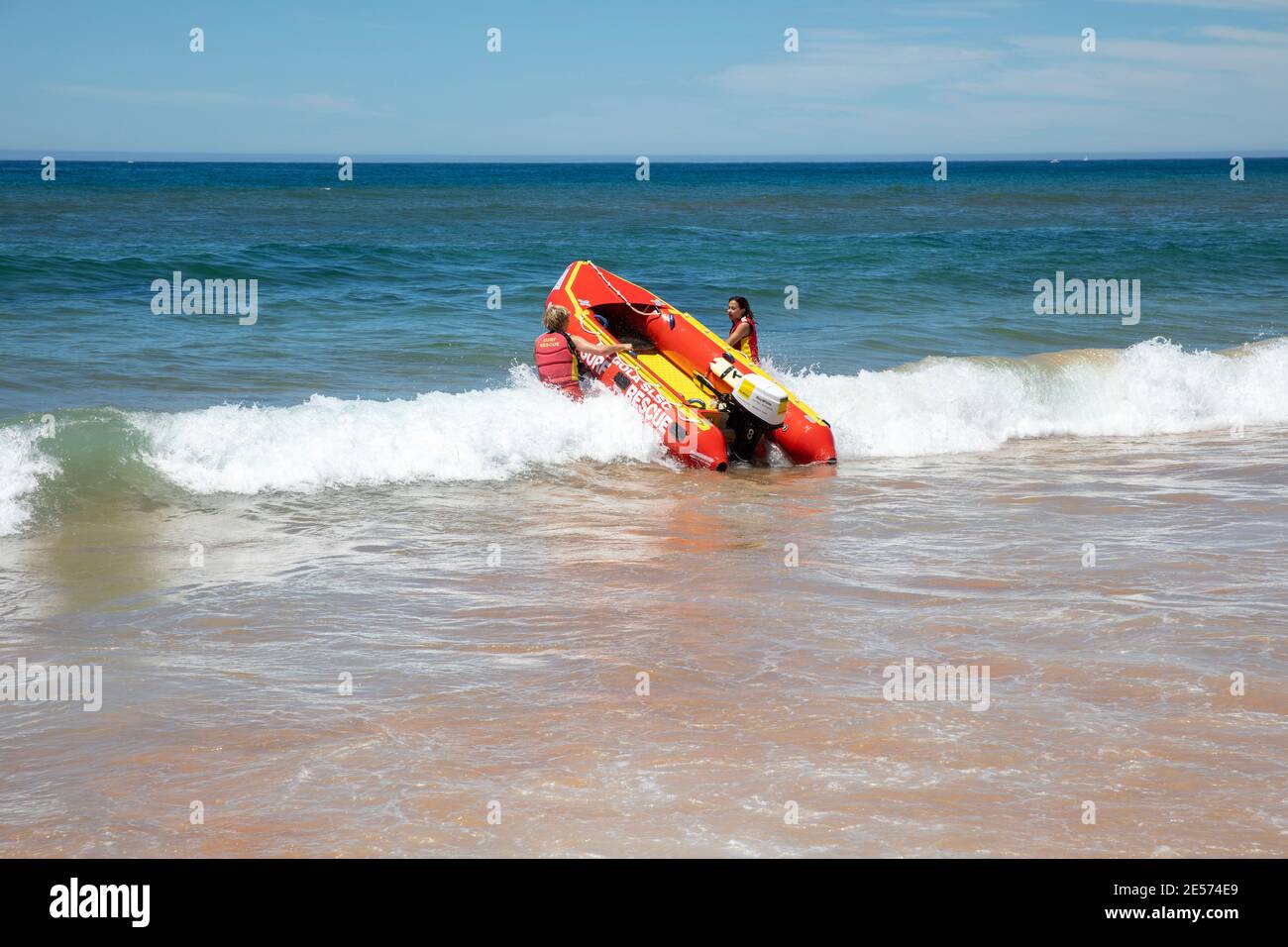 IRB Surf Rescue bateau de sauvetage gonflable essayant de se lancer The Waves at Bilgola Beach à Sydney, Nouvelle-Galles du Sud, Australie Banque D'Images