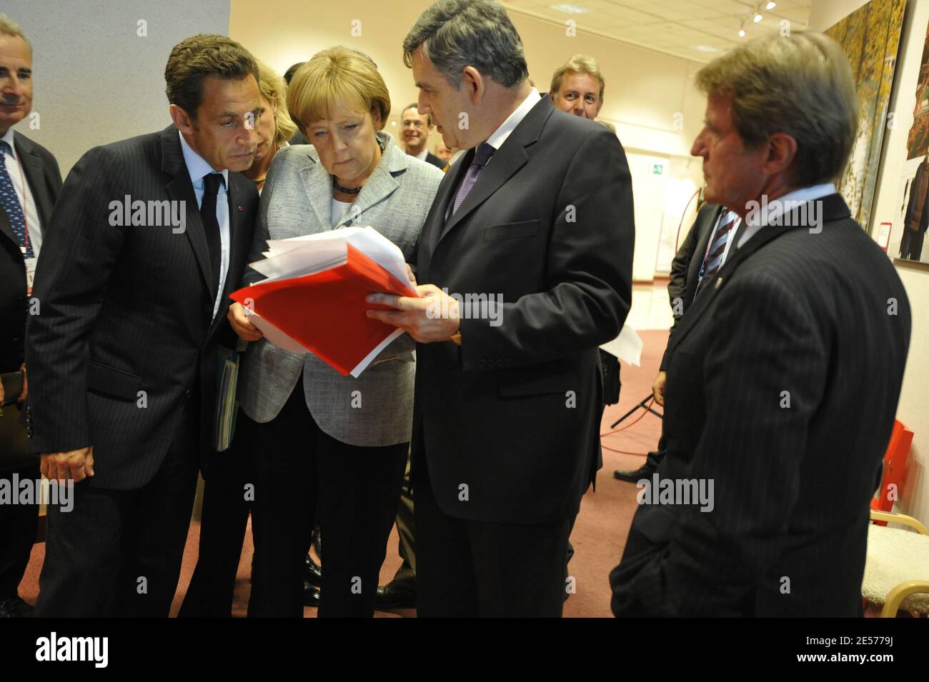 Le président français Nicolas Sarkozy, la chancellerie allemande Angela Merkel, le Premier ministre britannique Gordon Brown et le ministre des Affaires étrangères Bernard Kouchner lors d’un sommet d’urgence des dirigeants de l’Union européenne sur la crise en Géorgie au siège du Conseil européen à Bruxelles, en Belgique, le 1er septembre 2008. Photo par Elodie Gregoire/ABACAPRESS.COM Banque D'Images