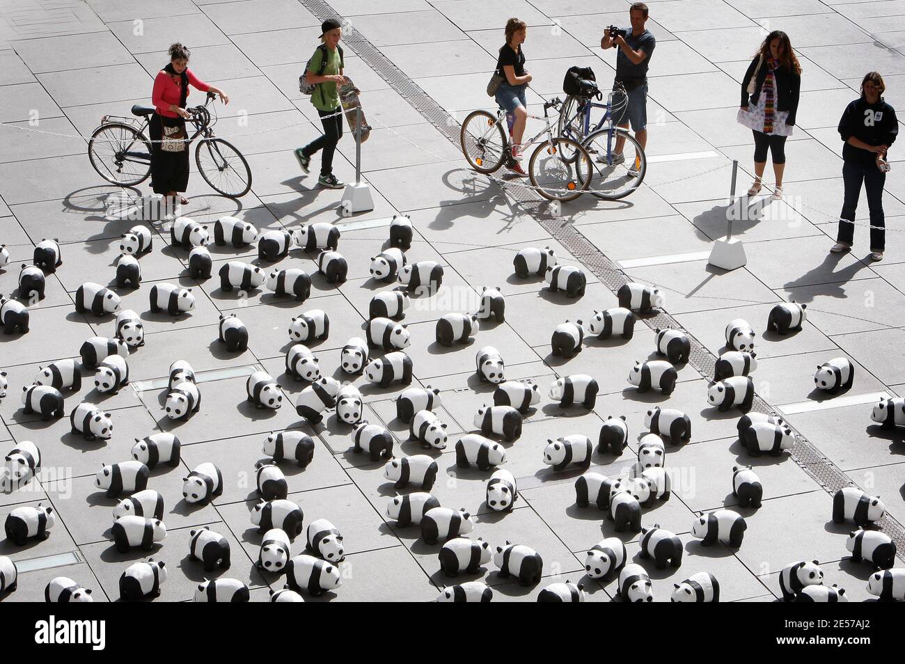 1,600 pandas paper mache ont été installés par des membres du Fonds mondial pour la nature (WWF) dans le centre de Bordeaux, dans le sud-ouest de la France, le 7 septembre 2008, pour sensibiliser davantage le public aux espèces menacées. Selon des enquêtes récentes, il n'y a actuellement que 1,600 pandas géants vivants dans le monde entier, dont environ 1,000 en Chine. L'exposition intitulée « 1,600 Pandas in Town » va également voyager dans le monde entier. Le panda est le symbole du WWF depuis sa création en 1961. Photo de Patrick Bernard/ABACAPRESS.COM Banque D'Images