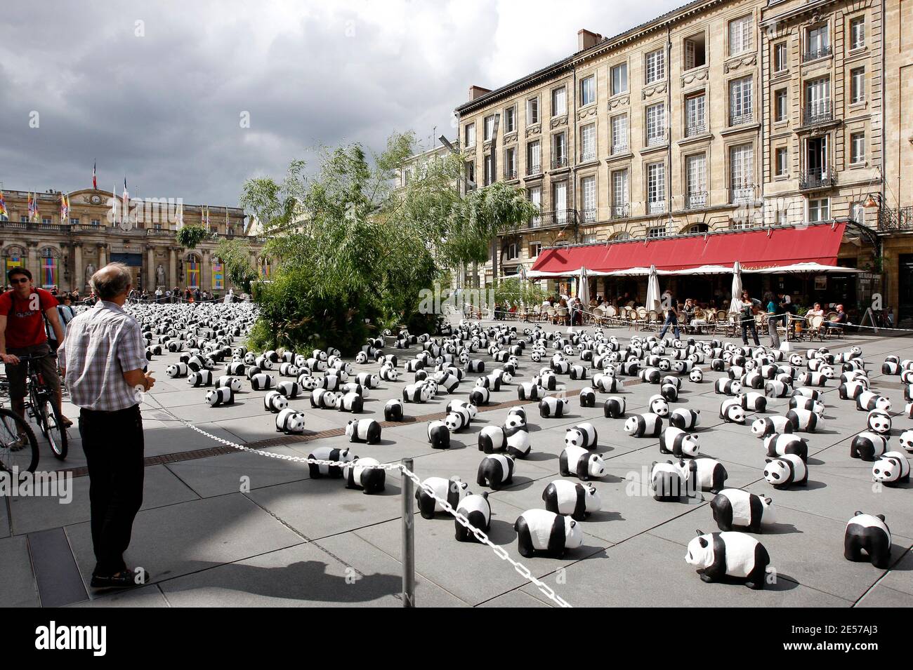 1,600 pandas paper mache ont été installés par des membres du Fonds mondial pour la nature (WWF) dans le centre de Bordeaux, dans le sud-ouest de la France, le 7 septembre 2008, pour sensibiliser davantage le public aux espèces menacées. Selon des enquêtes récentes, il n'y a actuellement que 1,600 pandas géants vivants dans le monde entier, dont environ 1,000 en Chine. L'exposition intitulée « 1,600 Pandas in Town » va également voyager dans le monde entier. Le panda est le symbole du WWF depuis sa création en 1961. Photo de Patrick Bernard/ABACAPRESS.COM Banque D'Images