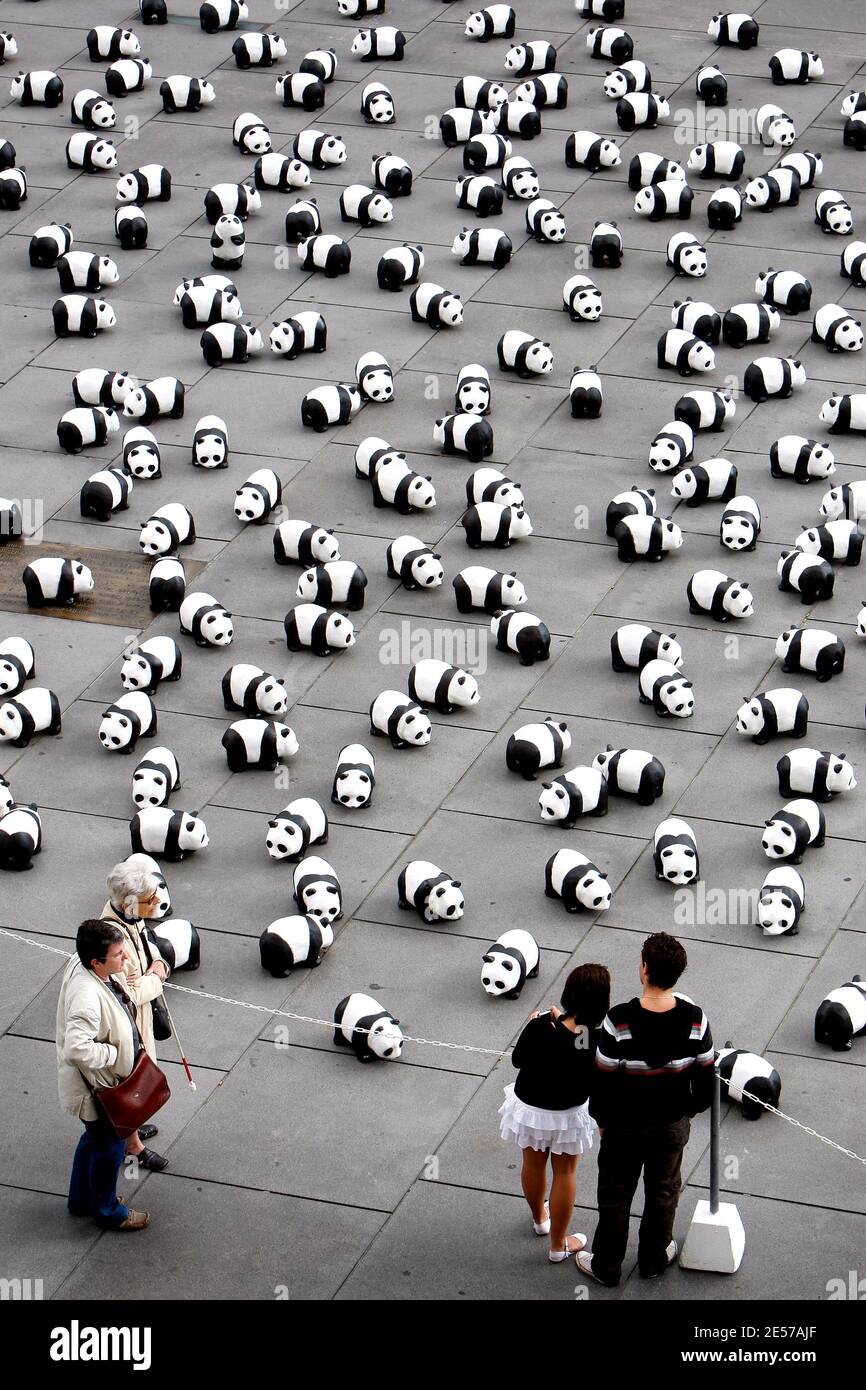 1,600 pandas paper mache ont été installés par des membres du Fonds mondial pour la nature (WWF) dans le centre de Bordeaux, dans le sud-ouest de la France, le 7 septembre 2008, pour sensibiliser davantage le public aux espèces menacées. Selon des enquêtes récentes, il n'y a actuellement que 1,600 pandas géants vivants dans le monde entier, dont environ 1,000 en Chine. L'exposition intitulée « 1,600 Pandas in Town » va également voyager dans le monde entier. Le panda est le symbole du WWF depuis sa création en 1961. Photo de Patrick Bernard/ABACAPRESS.COM Banque D'Images