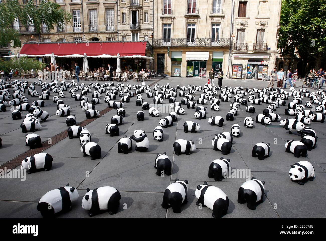 1,600 pandas paper mache ont été installés par des membres du Fonds mondial pour la nature (WWF) dans le centre de Bordeaux, dans le sud-ouest de la France, le 7 septembre 2008, pour sensibiliser davantage le public aux espèces menacées. Selon des enquêtes récentes, il n'y a actuellement que 1,600 pandas géants vivants dans le monde entier, dont environ 1,000 en Chine. L'exposition intitulée « 1,600 Pandas in Town » va également voyager dans le monde entier. Le panda est le symbole du WWF depuis sa création en 1961. Photo de Patrick Bernard/ABACAPRESS.COM Banque D'Images