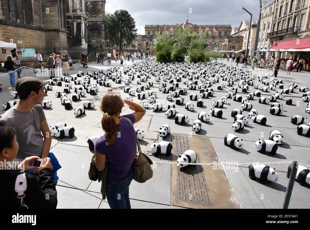 1,600 pandas paper mache ont été installés par des membres du Fonds mondial pour la nature (WWF) dans le centre de Bordeaux, dans le sud-ouest de la France, le 7 septembre 2008, pour sensibiliser davantage le public aux espèces menacées. Selon des enquêtes récentes, il n'y a actuellement que 1,600 pandas géants vivants dans le monde entier, dont environ 1,000 en Chine. L'exposition intitulée « 1,600 Pandas in Town » va également voyager dans le monde entier. Le panda est le symbole du WWF depuis sa création en 1961. Photo de Patrick Bernard/ABACAPRESS.COM Banque D'Images