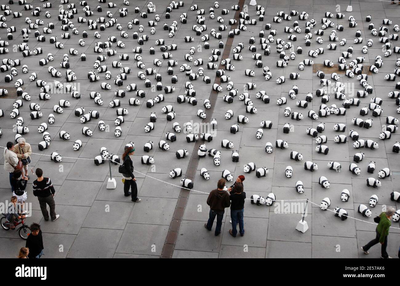 1,600 pandas paper mache ont été installés par des membres du Fonds mondial pour la nature (WWF) dans le centre de Bordeaux, dans le sud-ouest de la France, le 7 septembre 2008, pour sensibiliser davantage le public aux espèces menacées. Selon des enquêtes récentes, il n'y a actuellement que 1,600 pandas géants vivants dans le monde entier, dont environ 1,000 en Chine. L'exposition intitulée « 1,600 Pandas in Town » va également voyager dans le monde entier. Le panda est le symbole du WWF depuis sa création en 1961. Photo de Patrick Bernard/ABACAPRESS.COM Banque D'Images