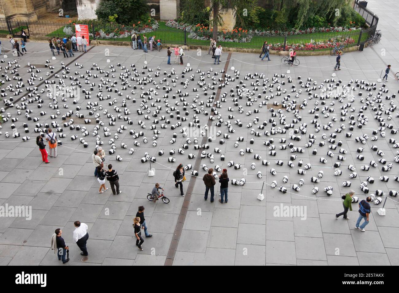 1,600 pandas paper mache ont été installés par des membres du Fonds mondial pour la nature (WWF) dans le centre de Bordeaux, dans le sud-ouest de la France, le 7 septembre 2008, pour sensibiliser davantage le public aux espèces menacées. Selon des enquêtes récentes, il n'y a actuellement que 1,600 pandas géants vivants dans le monde entier, dont environ 1,000 en Chine. L'exposition intitulée « 1,600 Pandas in Town » va également voyager dans le monde entier. Le panda est le symbole du WWF depuis sa création en 1961. Photo de Patrick Bernard/ABACAPRESS.COM Banque D'Images