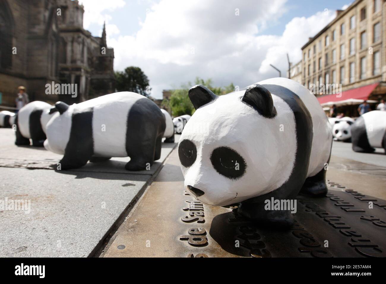 1,600 pandas paper mache ont été installés par des membres du Fonds mondial pour la nature (WWF) dans le centre de Bordeaux, dans le sud-ouest de la France, le 7 septembre 2008, pour sensibiliser davantage le public aux espèces menacées. Selon des enquêtes récentes, il n'y a actuellement que 1,600 pandas géants vivants dans le monde entier, dont environ 1,000 en Chine. L'exposition intitulée « 1,600 Pandas in Town » va également voyager dans le monde entier. Le panda est le symbole du WWF depuis sa création en 1961. Photo de Patrick Bernard/ABACAPRESS.COM Banque D'Images
