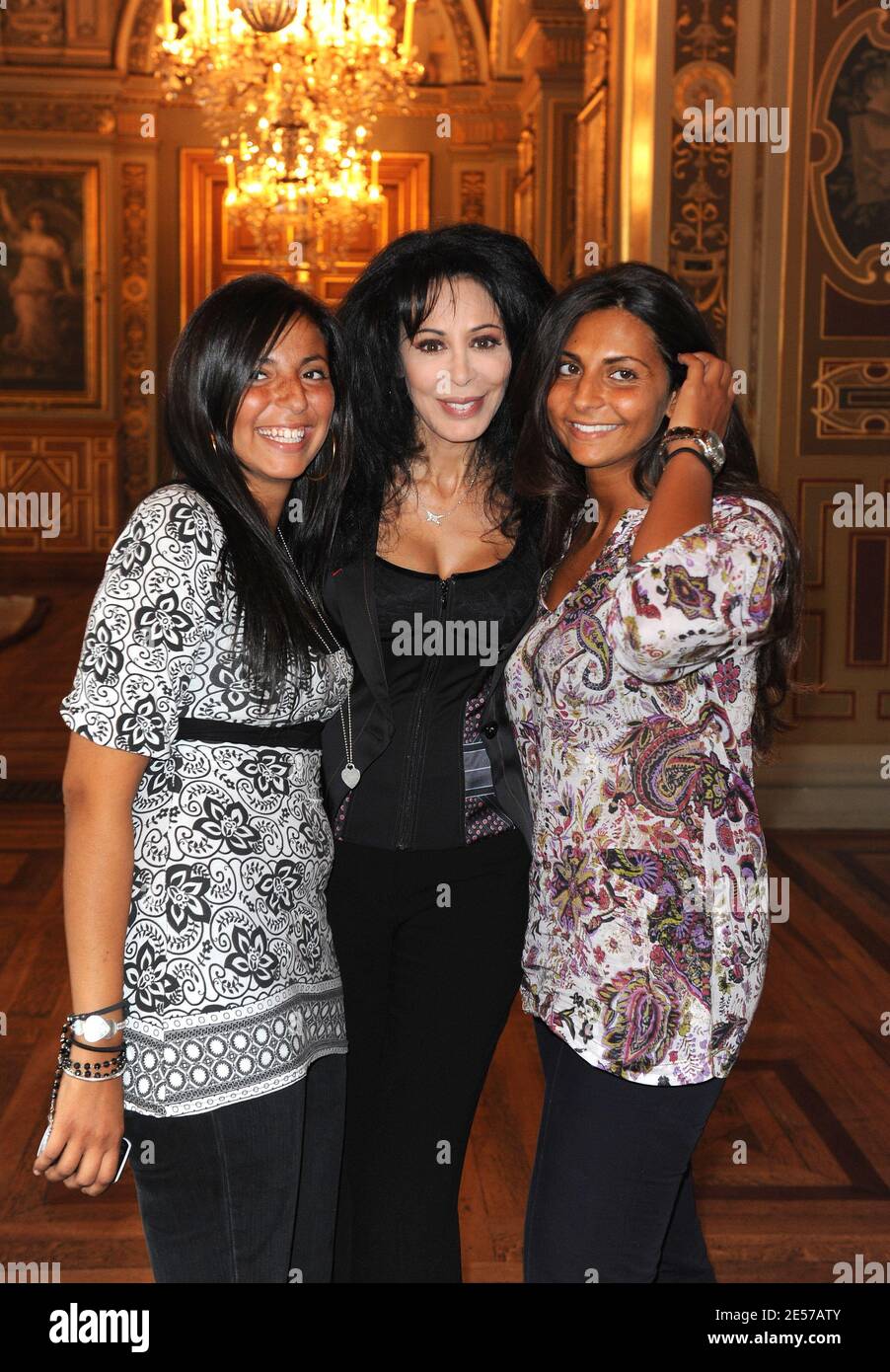 La réalisatrice française Yamina Benguigui pose avec ses filles Farah et Liza comme couturier française Nathalie Garcon a reçu la Légion d'Honneur à l'Hôtel de ville de Paris, France, le 8 septembre 2008. Photo par Ammar Abd Rabbo/ABACAPRESS.COM Banque D'Images