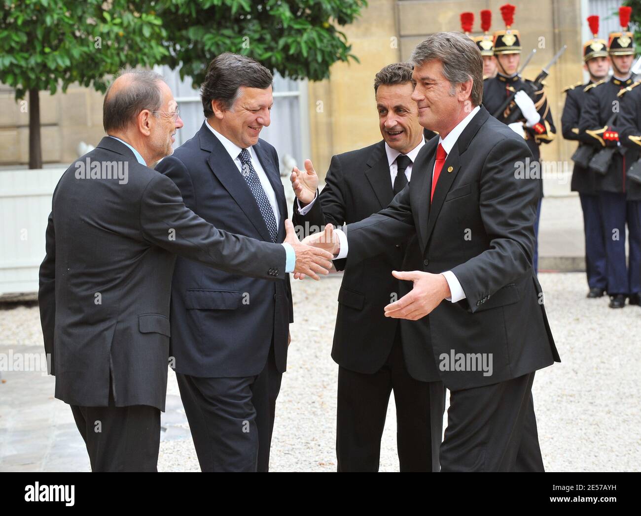 Le chef de la politique étrangère de l'Union européenne, Javier Solana, le président de la Commission européenne, José Manuel Barroso, et le président français, Nicolas Sarkozy, reçoivent le président ukrainien, Viktor Iouchtchenko, au palais de l'Elysée, avant leur sommet entre l'Union européenne et l'Ukraine à Paris, en France, le 9 septembre 2008. Photo de Mousse/ABACAPRESS.COM Banque D'Images