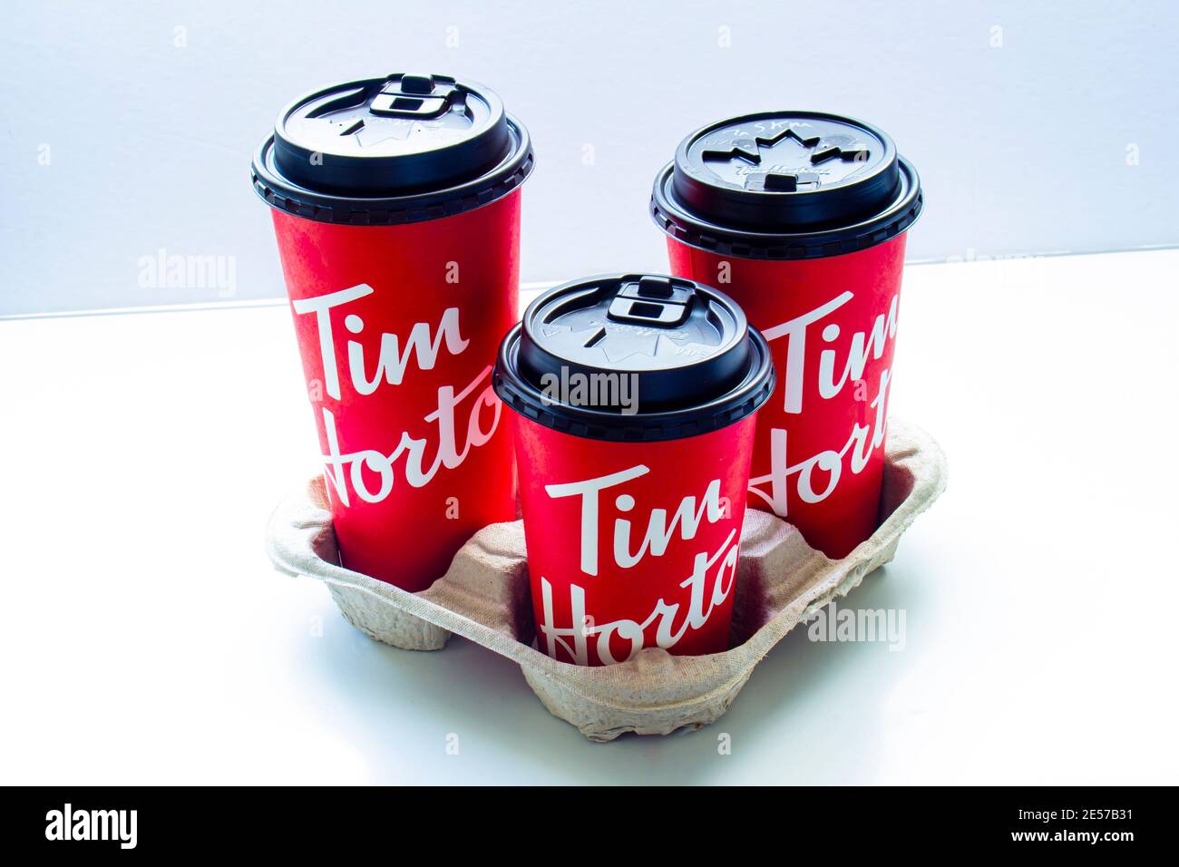 Calgary, Alberta, Canada. 23 janvier 2021. Une piste avec des tasses de café Tim Hortons de différentes tailles. Banque D'Images