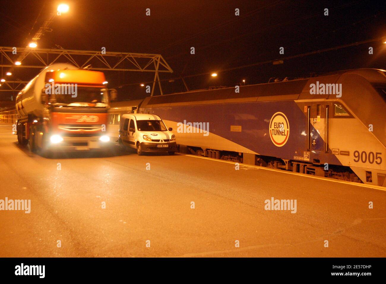 Les services de tunnel sous la Manche ont été suspendus et plus de 30 personnes évacuées après l'incendie d'un train-navette le 11 septembre 2008. Des services de sauvetage du côté français à Coquelles, près de Calais, dans le Nord de la France. Photo de ASA Pictures/ABACAPRESS.COM Banque D'Images