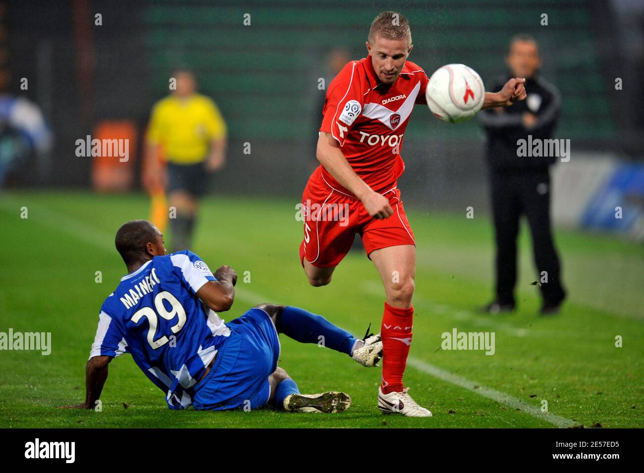 Rudy Mater de Valenciennes et Jimmy Mainfroi de Grenoble lors du match de football de première ligue, Valenciennes vs Grenoble au Stade Nungesser de Valenciennes, France, le 13 septembre 2008. La correspondance s'est terminée par un tirage de 1-1. Photo de Stephane Reix/ABACAPRESS.COM Banque D'Images