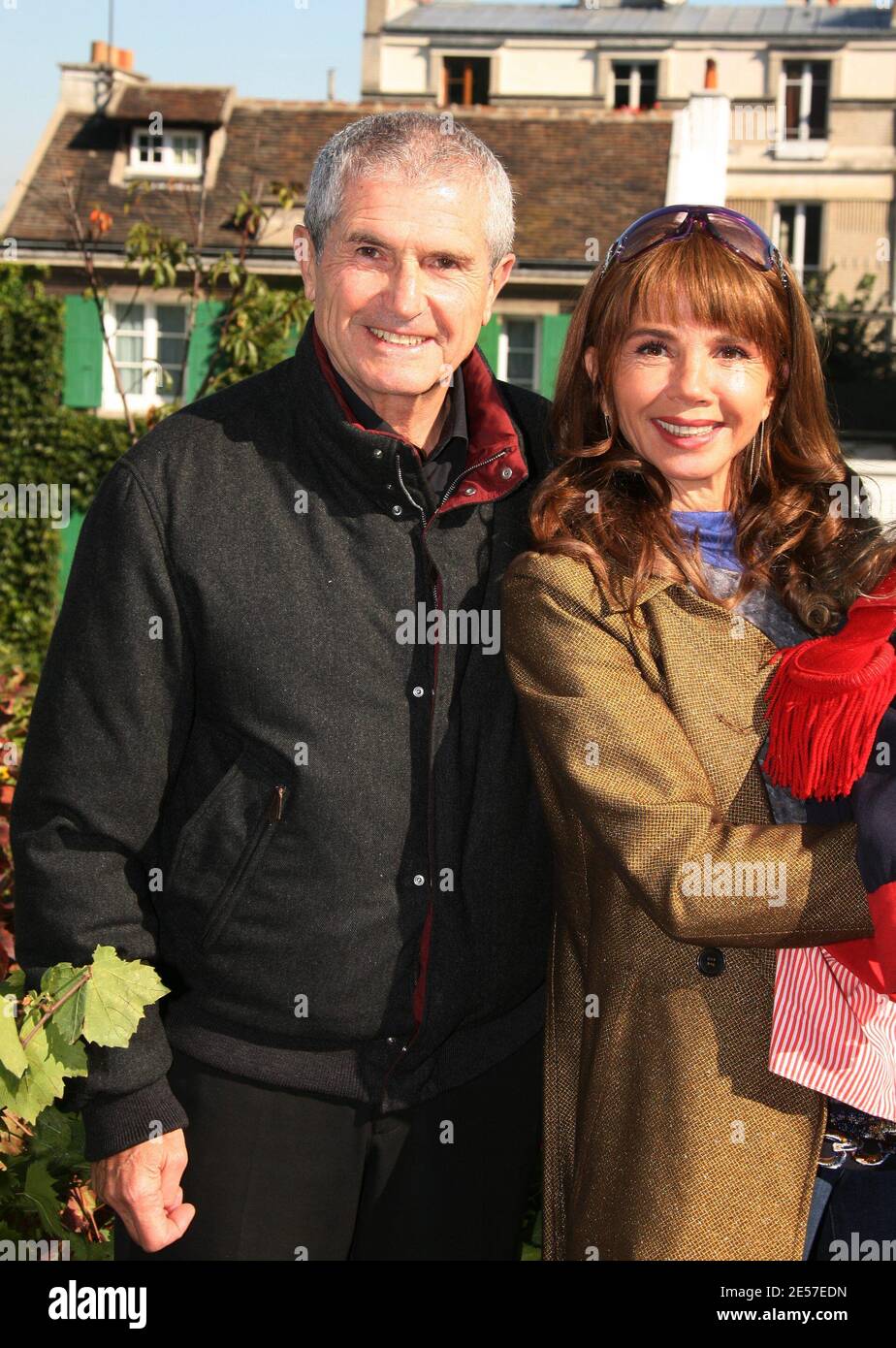 Le directeur Claude Lelouch et l'actrice Victoria Abril posent lors de la récolte traditionnelle des raisins aux vignobles de Montmartre à Paris, en France, le 15 septembre 2008. Photo de Denis Guignebourg/ABACAPRESS.COM Banque D'Images