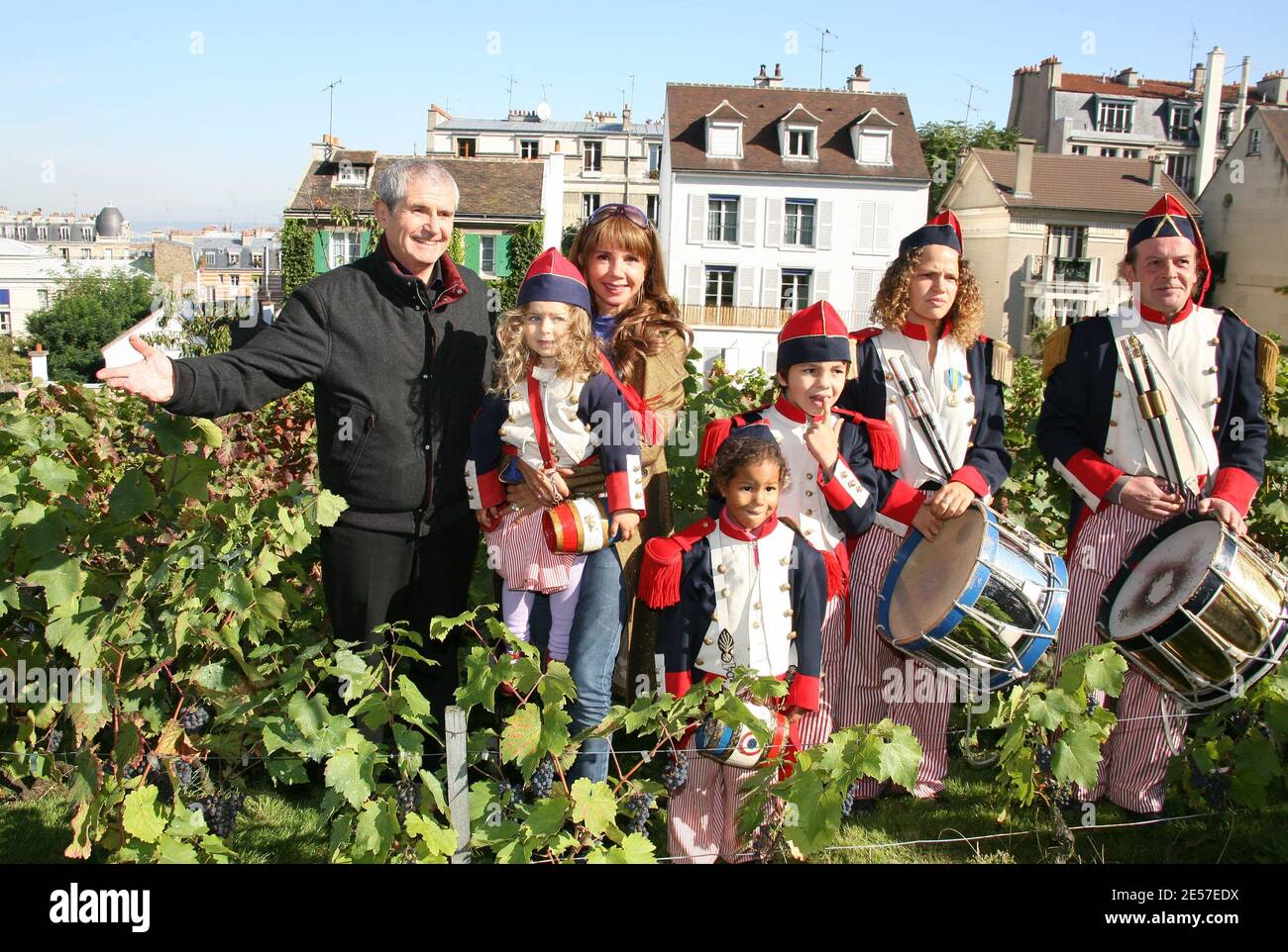 Le directeur Claude Lelouch et l'actrice Victoria Abril posent lors de la récolte traditionnelle des raisins aux vignobles de Montmartre à Paris, en France, le 15 septembre 2008. Photo de Denis Guignebourg/ABACAPRESS.COM Banque D'Images