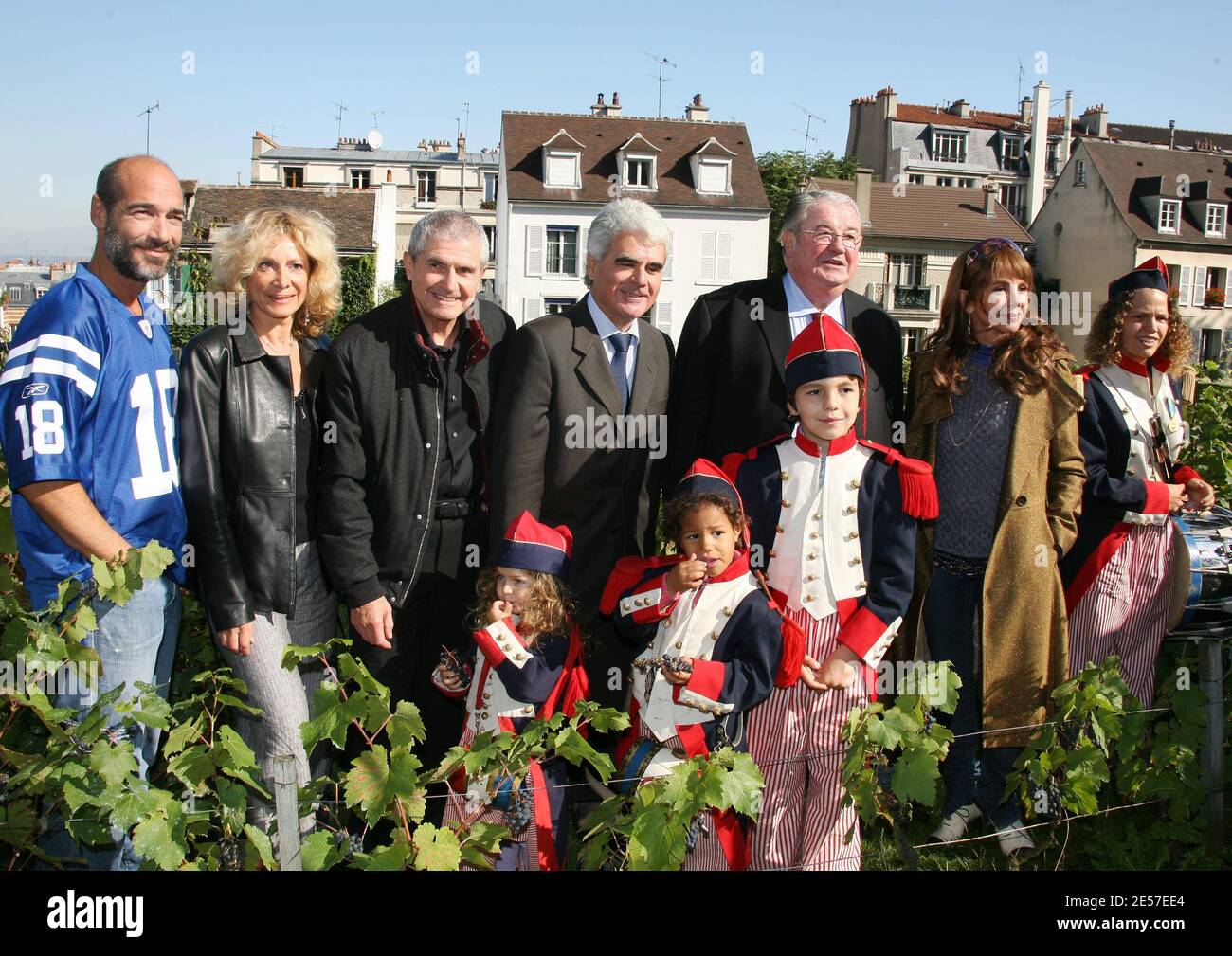 Le directeur Claude Lelouch, Daniel Vaillant et l'actrice Victoria Abril posent lors de la récolte traditionnelle des raisins aux vignobles de Montmartre à Paris, en France, le 15 septembre 2008. Photo de Denis Guignebourg/ABACAPRESS.COM Banque D'Images