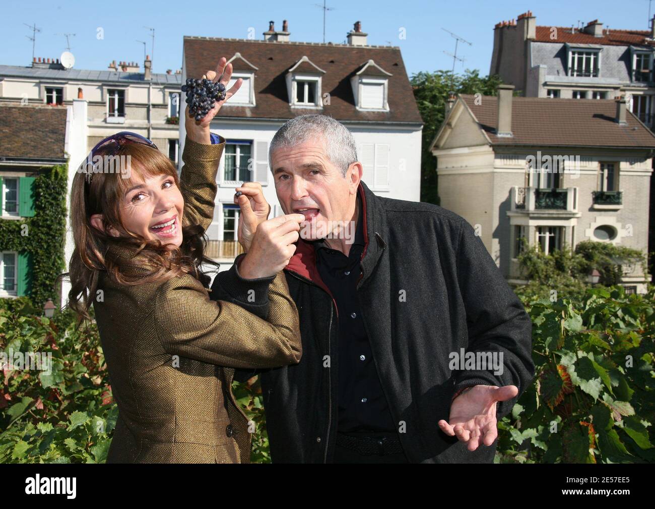 Le directeur Claude Lelouch et l'actrice Victoria Abril posent lors de la récolte traditionnelle des raisins aux vignobles de Montmartre à Paris, en France, le 15 septembre 2008. Photo de Denis Guignebourg/ABACAPRESS.COM Banque D'Images