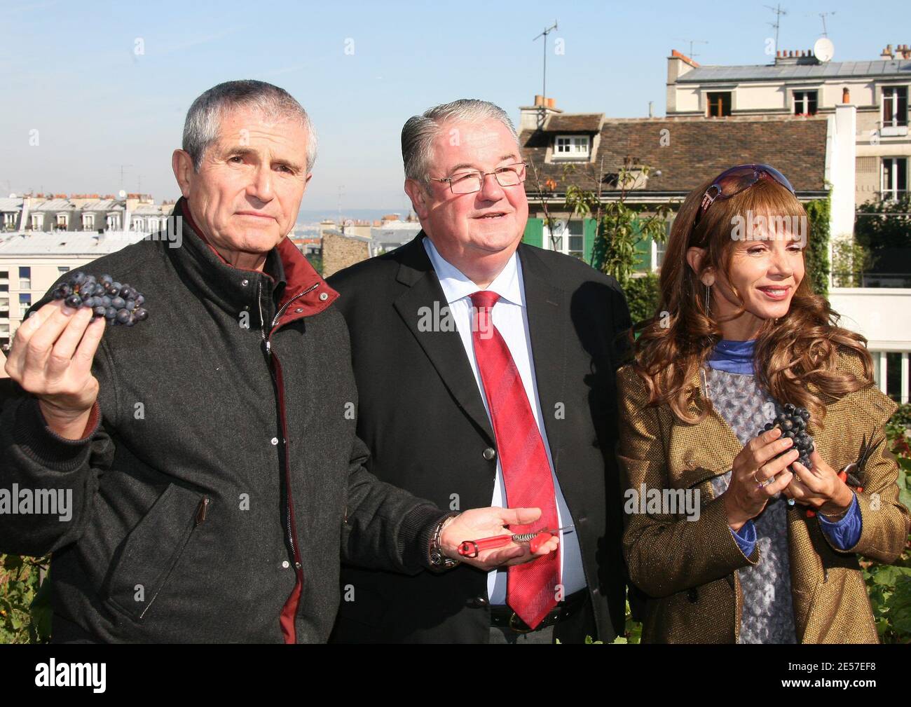 Le directeur Claude Lelouch, Daniel Vaillant et l'actrice Victoria Abril posent lors de la récolte traditionnelle des raisins aux vignobles de Montmartre à Paris, en France, le 15 septembre 2008. Photo de Denis Guignebourg/ABACAPRESS.COM Banque D'Images