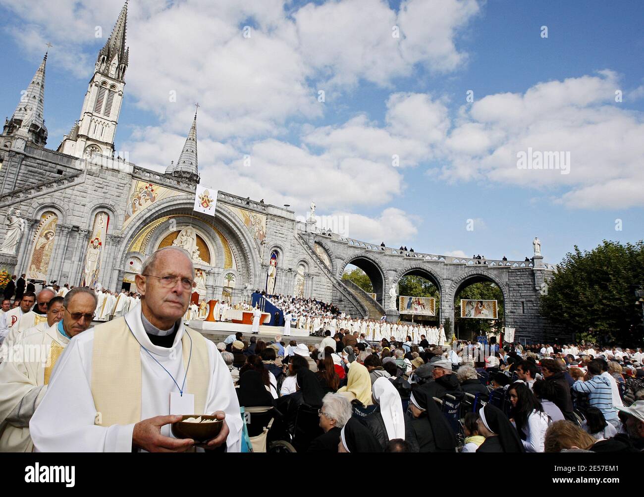 Atmosphère pendant la messe finale du Pape Benoît XVI pour les malades à la Basilique du Rosaire (Basilique notre-Dame du Rosaire) au Sanctuaire de Lourdes dans le sud-ouest de la France, le 15 septembre 2008 dont les eaux sont réputées avoir le pouvoir de guérison miraculeuse. Photo de Patrick Bernard/ABACAPRESS.COM Banque D'Images