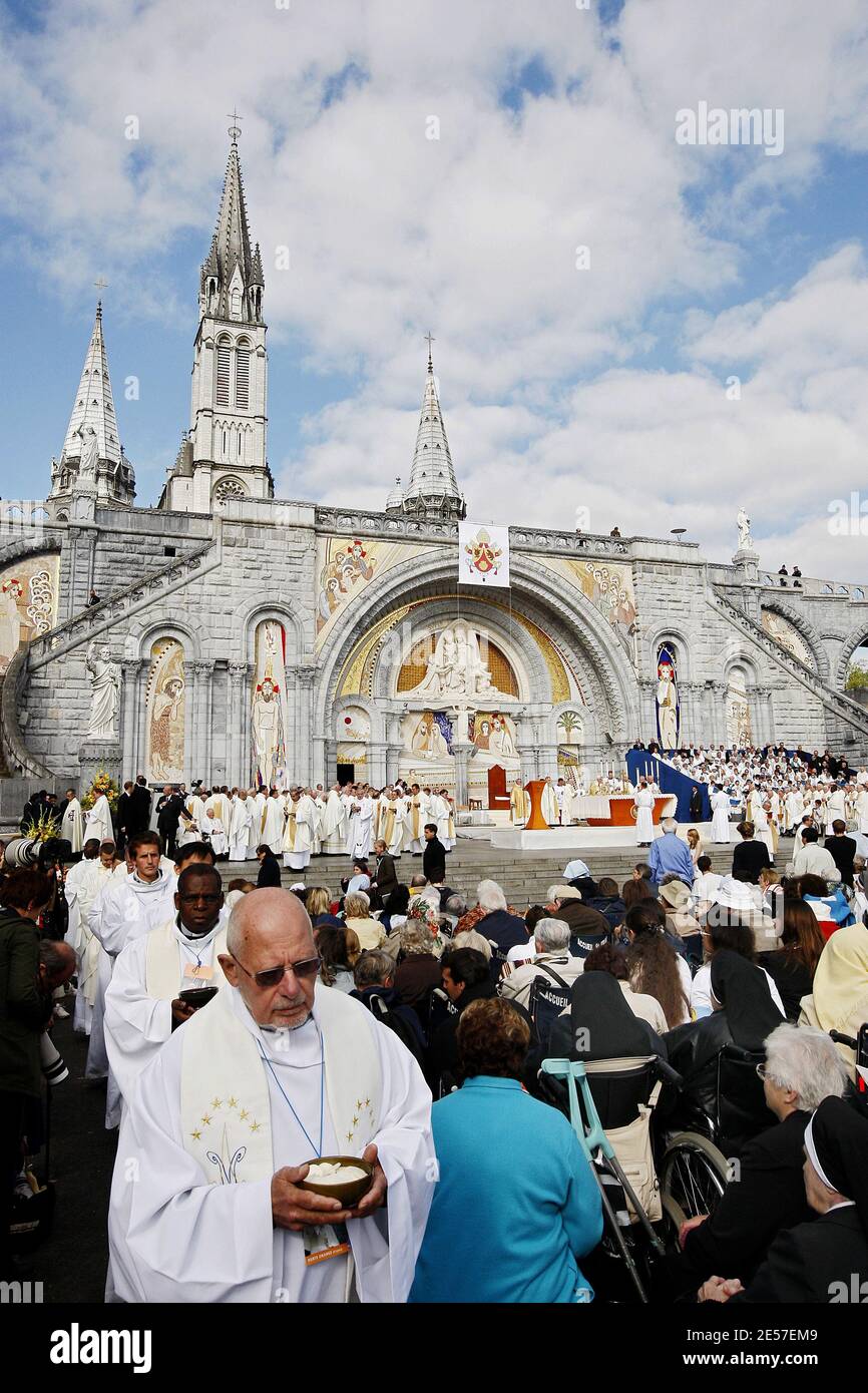 Atmosphère pendant la messe finale du Pape Benoît XVI pour les malades à la Basilique du Rosaire (Basilique notre-Dame du Rosaire) au Sanctuaire de Lourdes dans le sud-ouest de la France, le 15 septembre 2008 dont les eaux sont réputées avoir le pouvoir de guérison miraculeuse. Photo de Patrick Bernard/ABACAPRESS.COM Banque D'Images