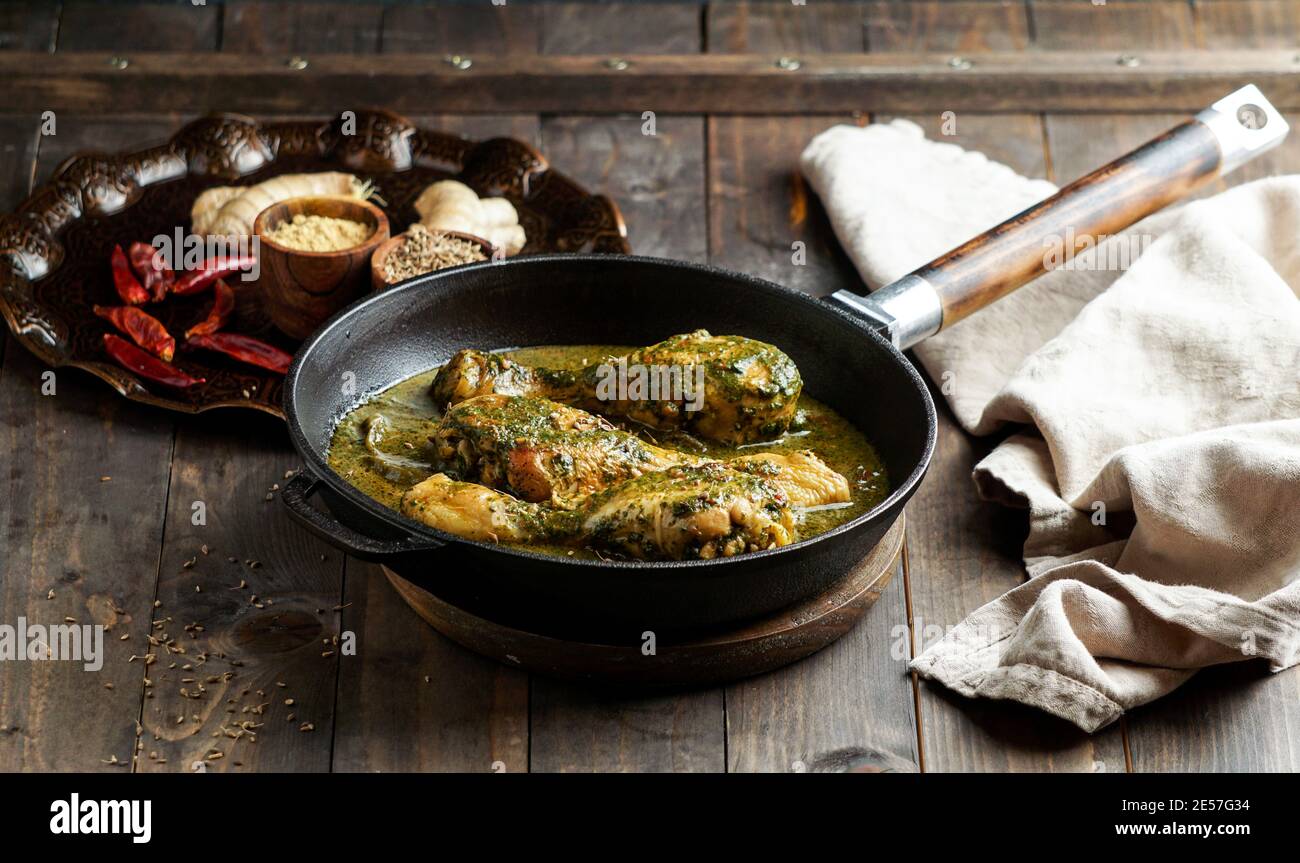 Palak Chicken ou Chicken Saag, cuisine traditionnelle indienne ou pakistanaise Banque D'Images