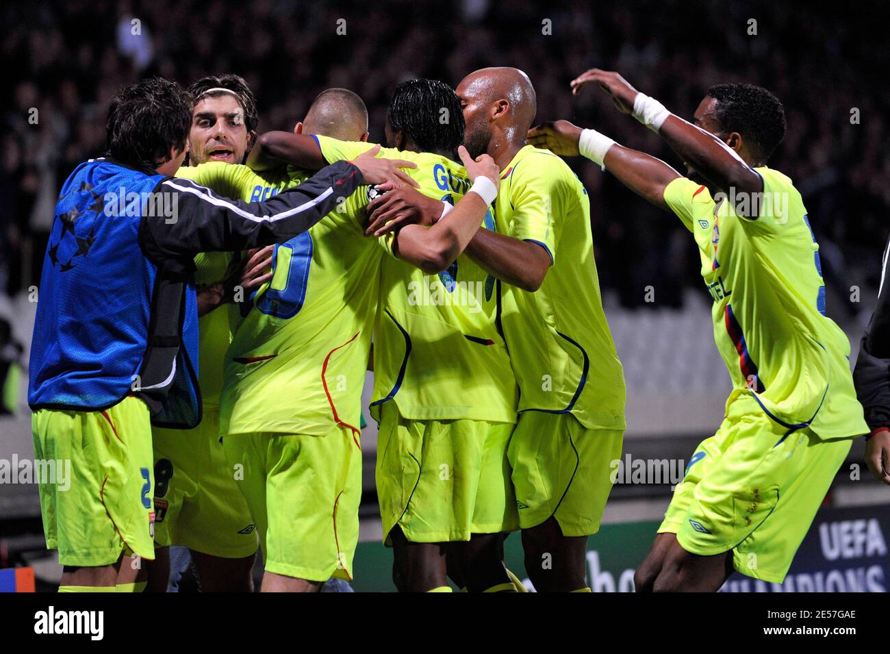 Les joueurs de Lyon célèbrent le but de Karim Benzema lors du match de football de l'UEFA Champions League, Olympique Lyonnais contre AFC Fiorentina, au stade Gerland de Lyon, France, le 17 septembre 2008. (2-2). Photo de Stephane Reix/ABACAPRESS.COM Banque D'Images