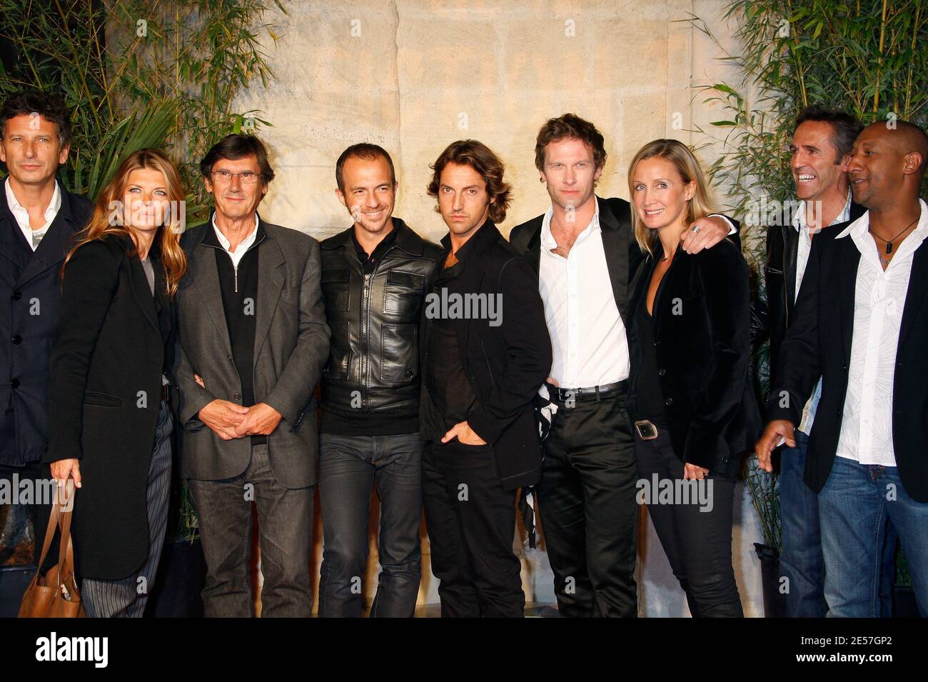 Les membres de la troupe « flics » Catherine Marshal, Gwendoline Hamon, Yan Sundberg, Calogero, Frédéric Diefenthal, Edouard Montoute posent lors du 10e Festival de fiction télévisée de la Rochelle, France, le 18 septembre 2008. Photo de Patrick Bernard/ABACAPRESS.COM Banque D'Images