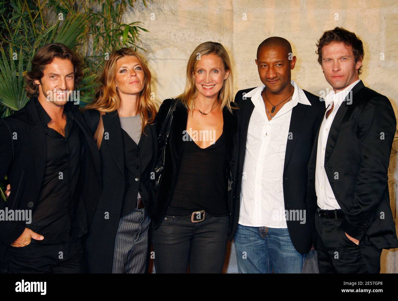 Les membres de la troupe « flics » Catherine Marshal, Gwendoline Hamon, Yan Sundberg, Calogero, Frédéric Diefenthal, Edouard Montoute posent lors du 10e Festival de fiction télévisée de la Rochelle, France, le 18 septembre 2008. Photo de Patrick Bernard/ABACAPRESS.COM Banque D'Images