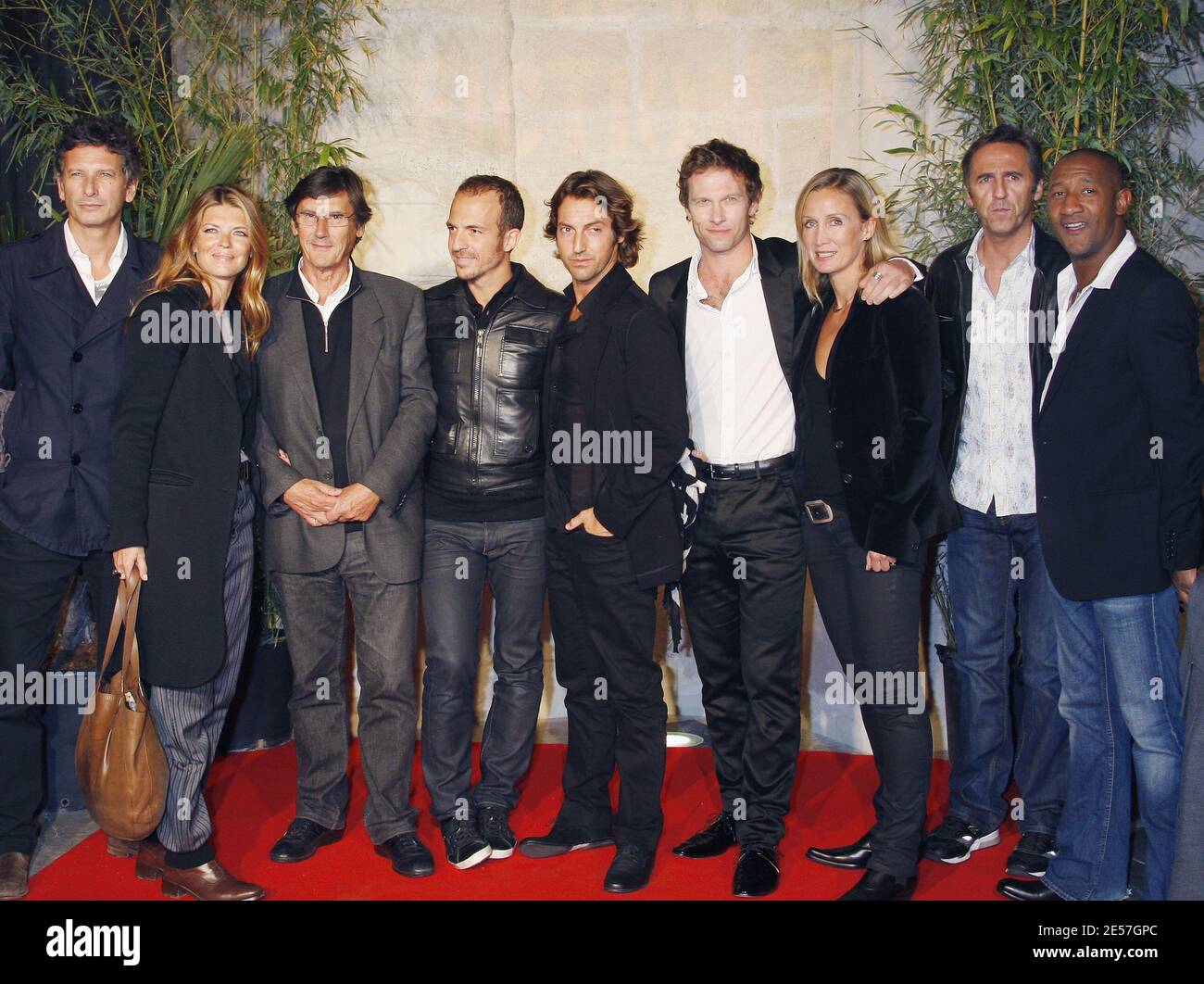 Les membres de la troupe « flics » Catherine Marshal, Gwendoline Hamon, Yan Sundberg, Calogero, Frédéric Diefenthal, Edouard Montoute posent lors du 10e Festival de fiction télévisée de la Rochelle, France, le 18 septembre 2008. Photo de Patrick Bernard/ABACAPRESS.COM Banque D'Images