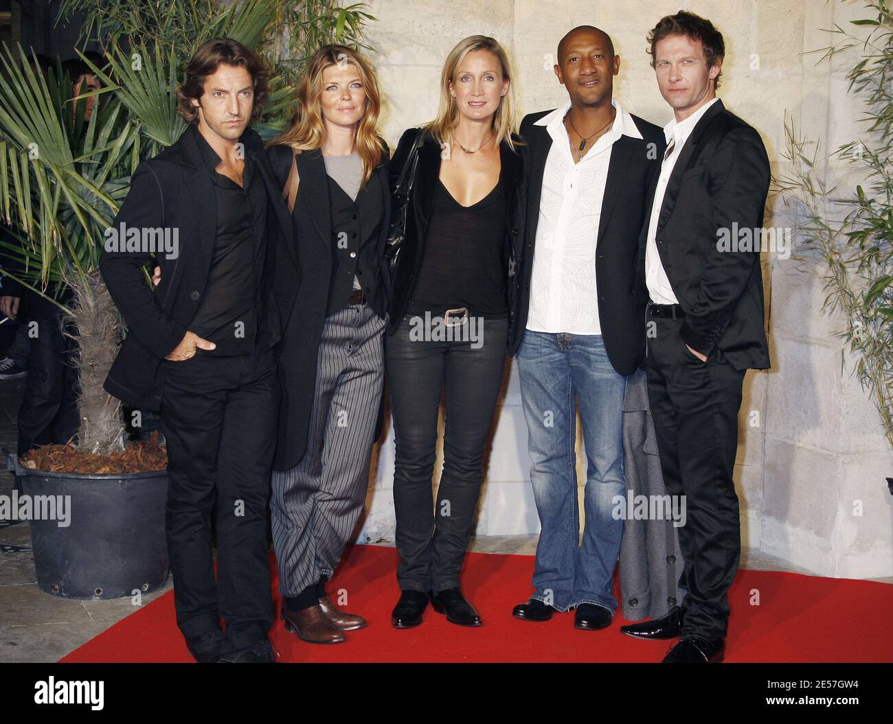 Les membres de la troupe « flics » Catherine Marshal, Gwendoline Hamon, Yan Sundberg, Calogero, Frédéric Diefenthal, Edouard Montoute posent lors du 10e Festival de fiction télévisée de la Rochelle, France, le 18 septembre 2008. Photo de Patrick Bernard/ABACAPRESS.COM Banque D'Images