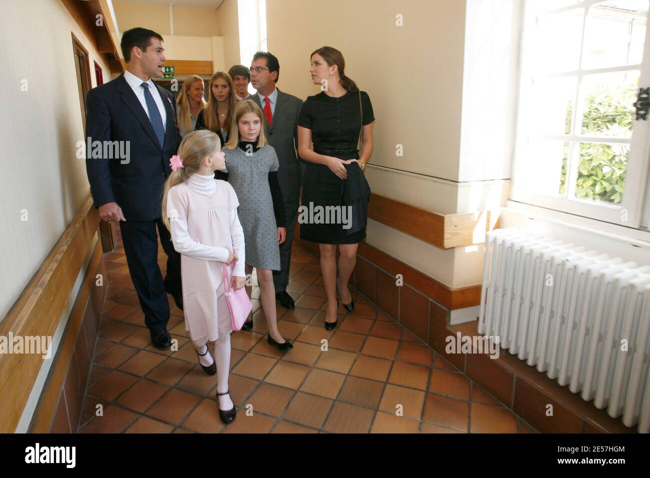 De gauche à droite : Louis de Bourbon, Zita de Bourbon Parme, Elisabeth de Bourbon Parme, Charles Emmanuel de Bourbon Parme et Marie Marguerite de Bourbon visitent les résidents de l'hôpital des Invalides à Paris, le 21 septembre 2008. Photo de Thibault Camus/ABACAPRESS.COM Banque D'Images