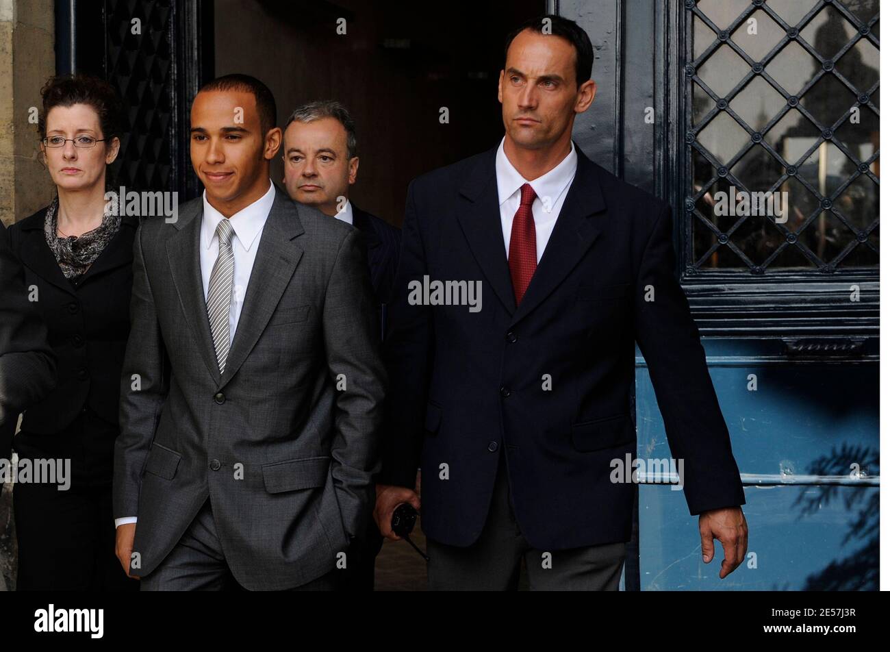 Lewis Hamilton, pilote de Formule 1 McLaren, de Grande-Bretagne, quitte une cour d'appel lors d'une audience au siège de la Fédération internationale de l'automobile (FIA) à Paris, en France, le 22 septembre 2008. Photo de Mehdi Taamallah/Cameleon/ABACAPRESS.COM Banque D'Images