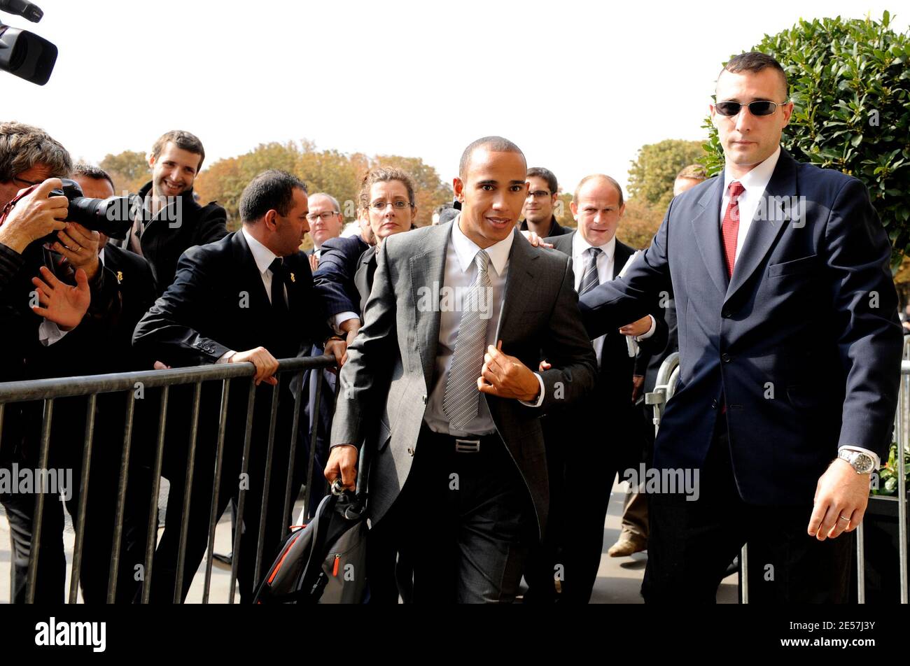 Lewis Hamilton, pilote de Formule 1 McLaren, de Grande-Bretagne, quitte une cour d'appel lors d'une audience au siège de la Fédération internationale de l'automobile (FIA) à Paris, en France, le 22 septembre 2008. Photo de Mehdi Taamallah/Cameleon/ABACAPRESS.COM Banque D'Images