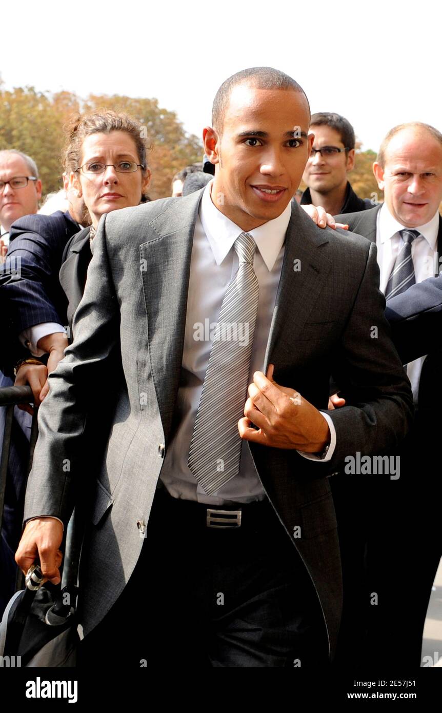 Lewis Hamilton, pilote de Formule 1 McLaren, de Grande-Bretagne, quitte une cour d'appel lors d'une audience au siège de la Fédération internationale de l'automobile (FIA) à Paris, en France, le 22 septembre 2008. Photo de Mehdi Taamallah/Cameleon/ABACAPRESS.COM Banque D'Images