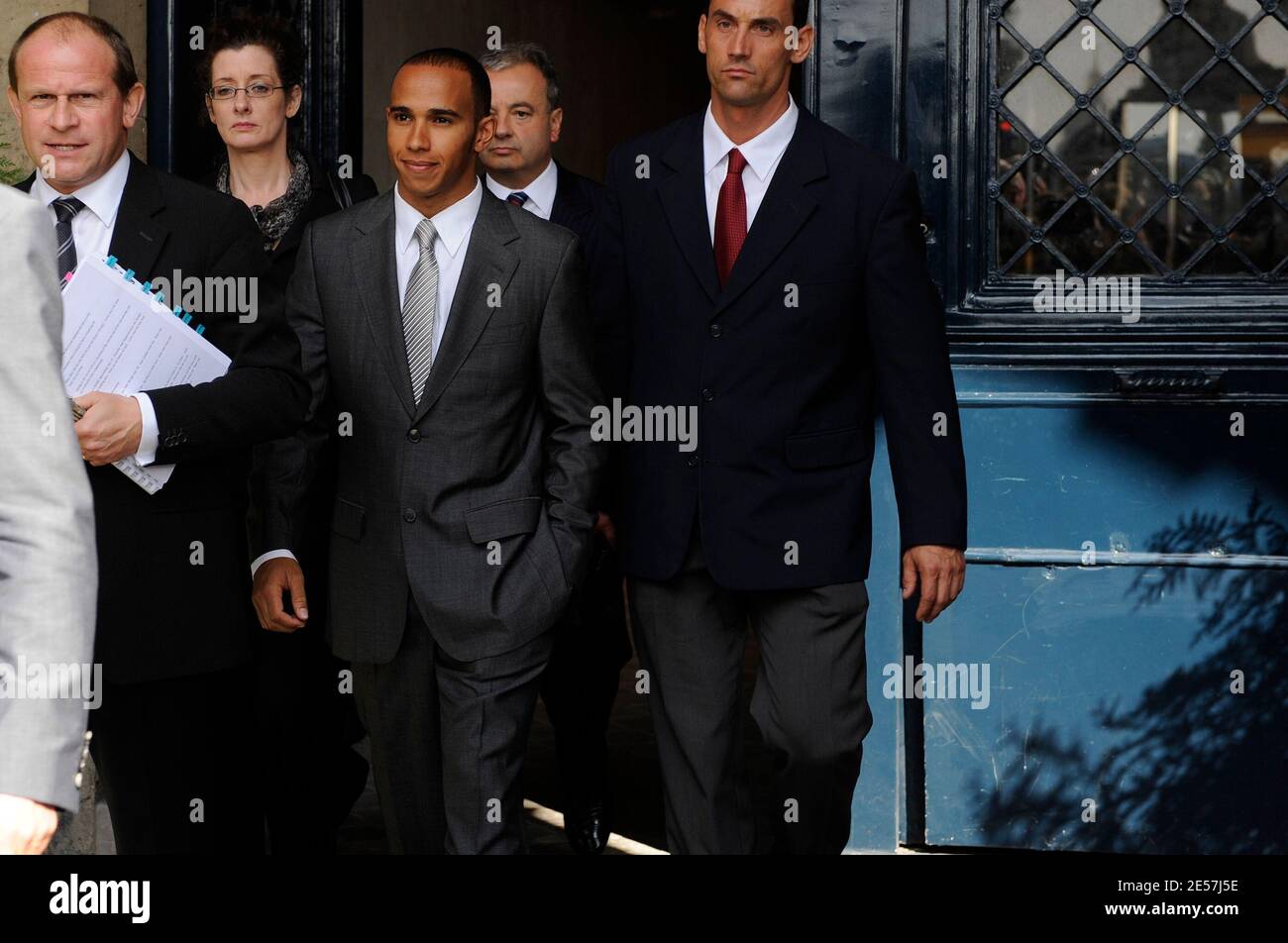 Lewis Hamilton, pilote de Formule 1 McLaren, de Grande-Bretagne, quitte une cour d'appel lors d'une audience au siège de la Fédération internationale de l'automobile (FIA) à Paris, en France, le 22 septembre 2008. Photo de Mehdi Taamallah/Cameleon/ABACAPRESS.COM Banque D'Images