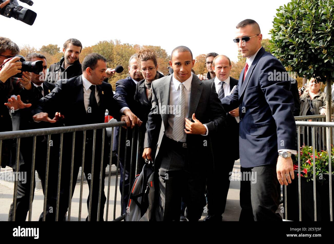 Lewis Hamilton, pilote de Formule 1 McLaren, de Grande-Bretagne, quitte une cour d'appel lors d'une audience au siège de la Fédération internationale de l'automobile (FIA) à Paris, en France, le 22 septembre 2008. Photo de Mehdi Taamallah/Cameleon/ABACAPRESS.COM Banque D'Images