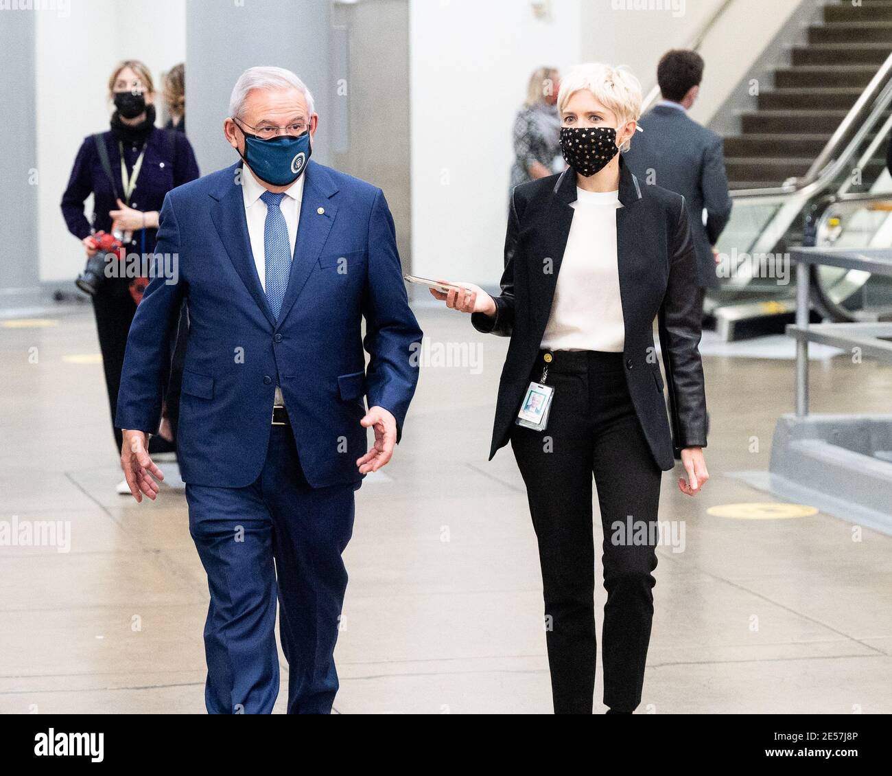 Le sénateur Bob Menendez (D-NJ) parle avec un journaliste près du Senate Subway au Capitole des États-Unis. Banque D'Images