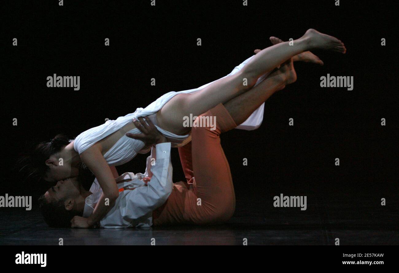 Nagissa Shirai et Sergio Diaz pendant l'appel de rideau de 'Blanche neige' dirigé par Angelin Preljocaj pour la 25ème Biennale de la danse à Lyon, France, le 24 septembre 2008. Les costumes ont été conçus par le couturier français Jean-Paul Gaultier. Photo de Vincent Dargent/ABACAPRESS.COM Banque D'Images