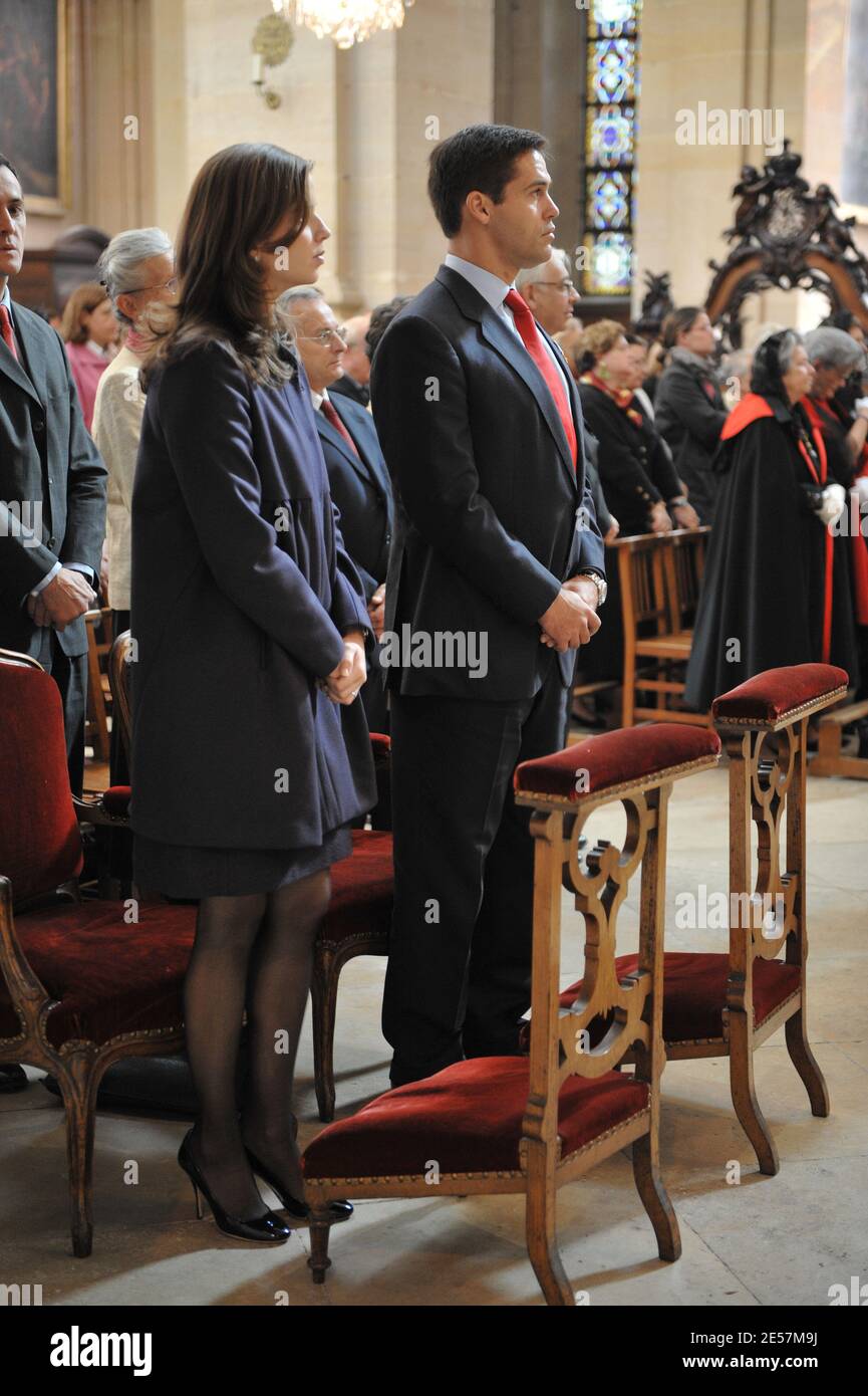 Le prince Luis Alfonso de Bourbon, duc d'Anjou et épouse, la princesse Marie Marguerite, assistent à une messe dans la cathédrale de Versailles, le 28 septembre 2008, dans le cadre du Congrès de l'aristocratie européenne. Photo de Thierry Orban/ABACAPRESS.COM Banque D'Images