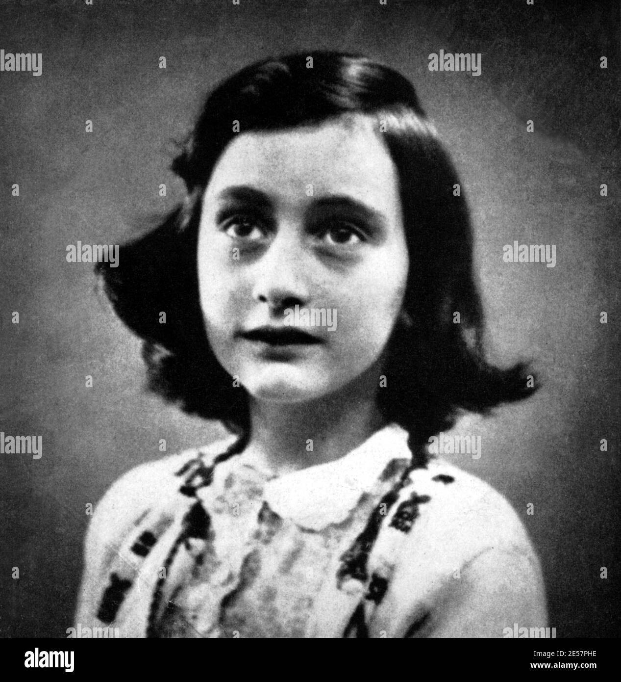 1940 , ALLEMAGNE : la jeune écrivaine juive allemande de 11 ans ANNE FRANK ( 1929 - 1945 ) , auteur du Journal ' pubblilled in 1946 in Over the World . Cette photo de la dent a été collée dans son JOURNAL avant sa capture par les nazis avec l'écriture : ' c'est une photo comme je voudrais moi-même regarder tout le temps. Puis j'aurais une chance d'aller à Hollywood. ' - ANNA FRANK - portrait - ritratto - scrittrice - scrittore - Diario - diariste - diarista - memorialista - LETTERATURA - LITTÉRATURE - scrittrice - letterato - personnalité jeune enfant bébé - personalità da bambini - Banque D'Images