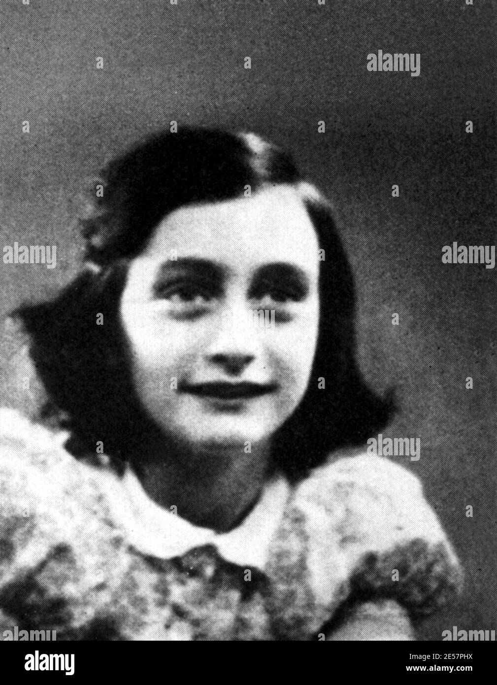 1940 , ALLEMAGNE : la jeune écrivaine juive allemande de 11 ans ANNE FRANK ( 1929 - 1945 ) , Auteur de l'Journal ' pubbligé en 1946 dans le monde - ANNA FRANK - Bergen Belsen lager camp - portrait - ritratto - scrittrice - scrittore - Diario - diarista - memorialist - memorialista - LETTERATURA - LITTÉRATURE - scrittrice - letto - personnalité jeune Enfant bébé - personalità da bambini - da giovani - Seconde Guerre mondiale - seconda guerra mondiale - ebraismo - ebreo - olocausto - holocauste - campo di concentrio - di sterminio - nazismo - nazi - naziste - juif - nazismo - nazisti Banque D'Images