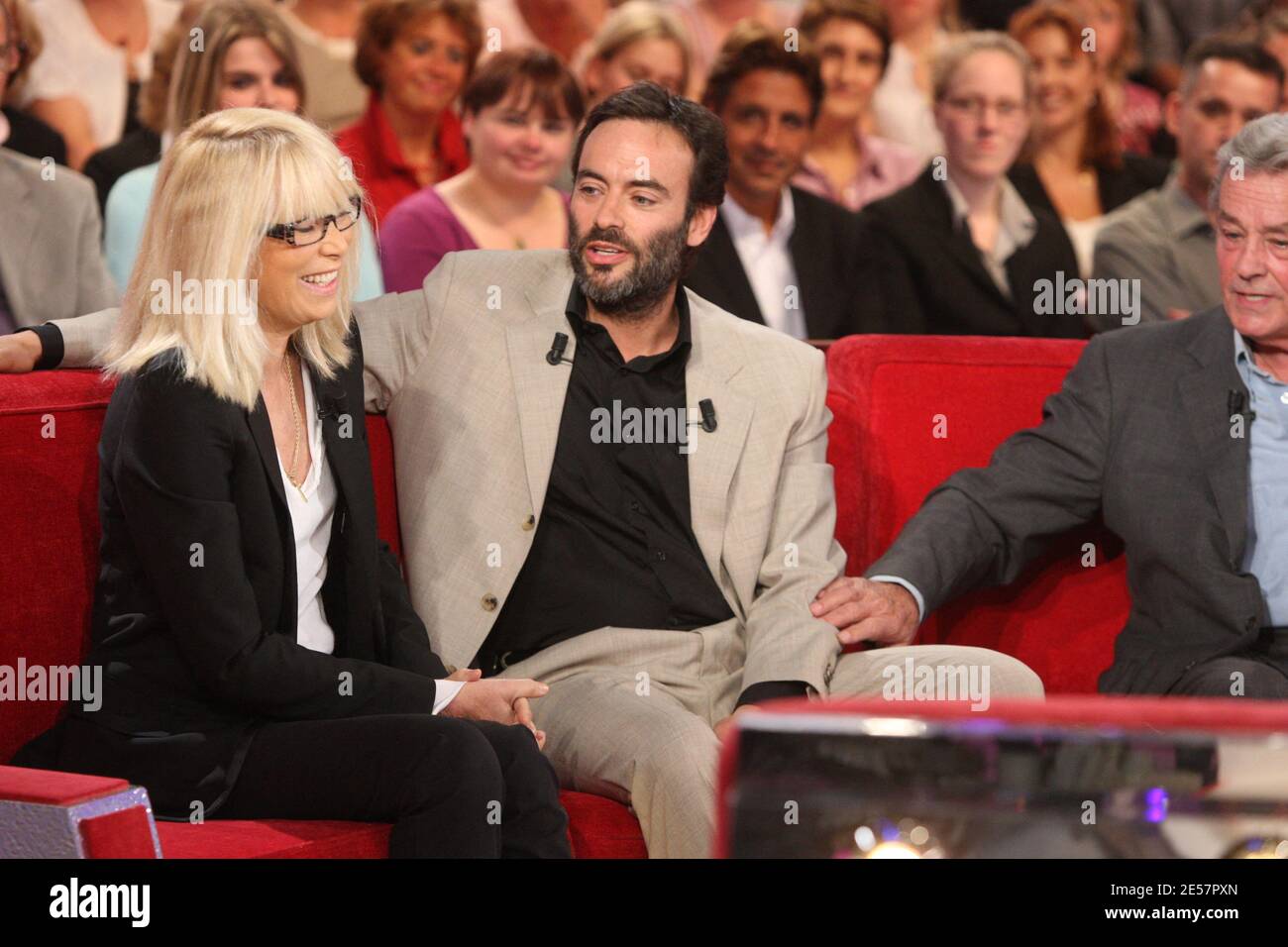 Mireille Darc, Anthony Delon, Alain Delon lors de l'enregistrement de l'émission Dimanche a Paris, France, le 24 septembre 2008. Photo Max Colin/ABACAPRESS.COM Banque D'Images