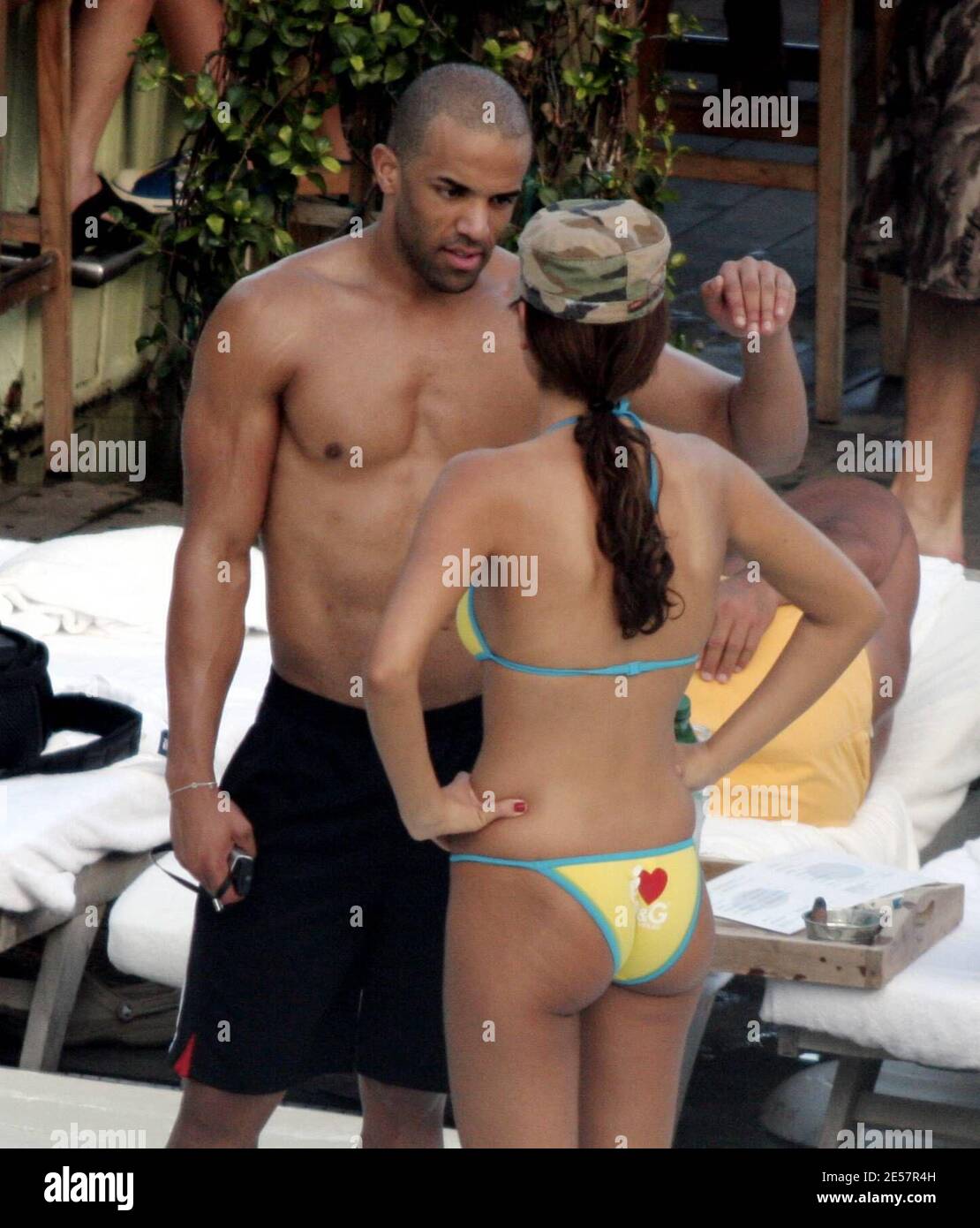 Exclusif !! Le chanteur britannique Craig David montre son nouveau corps de buff suspendu côté piscine à Miami Beach, FL. 01/01/07 [[ral]] Banque D'Images