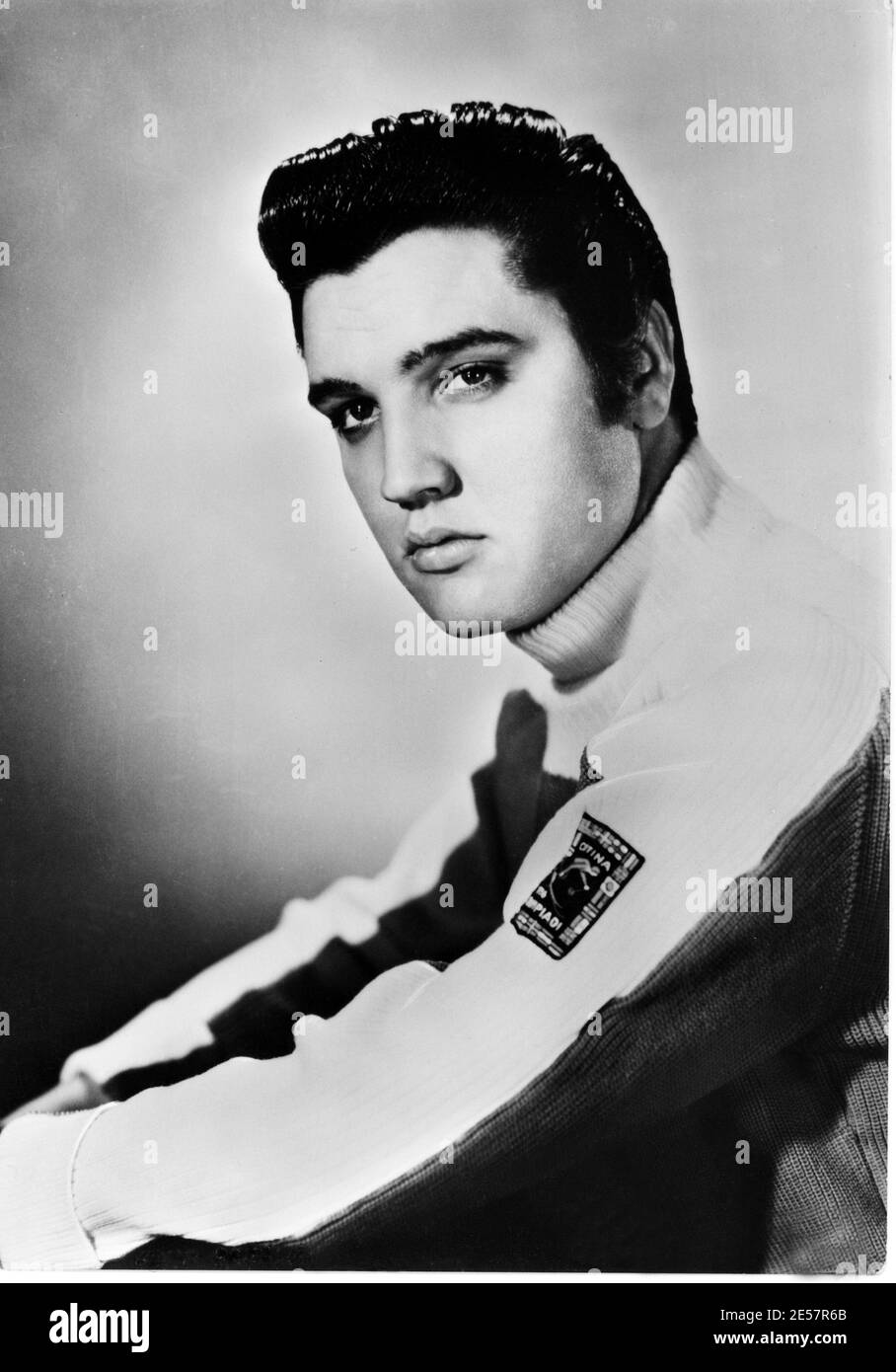1956 , Etats-Unis : le roi du Rock n' roll ELVIS PRESLEY à Hollywood -  MUSIQUE POP - MUSICA - anni '50 - 50's - maglione dolcevita - Dolce vita  shirt --- Archivio GBB Photo Stock - Alamy