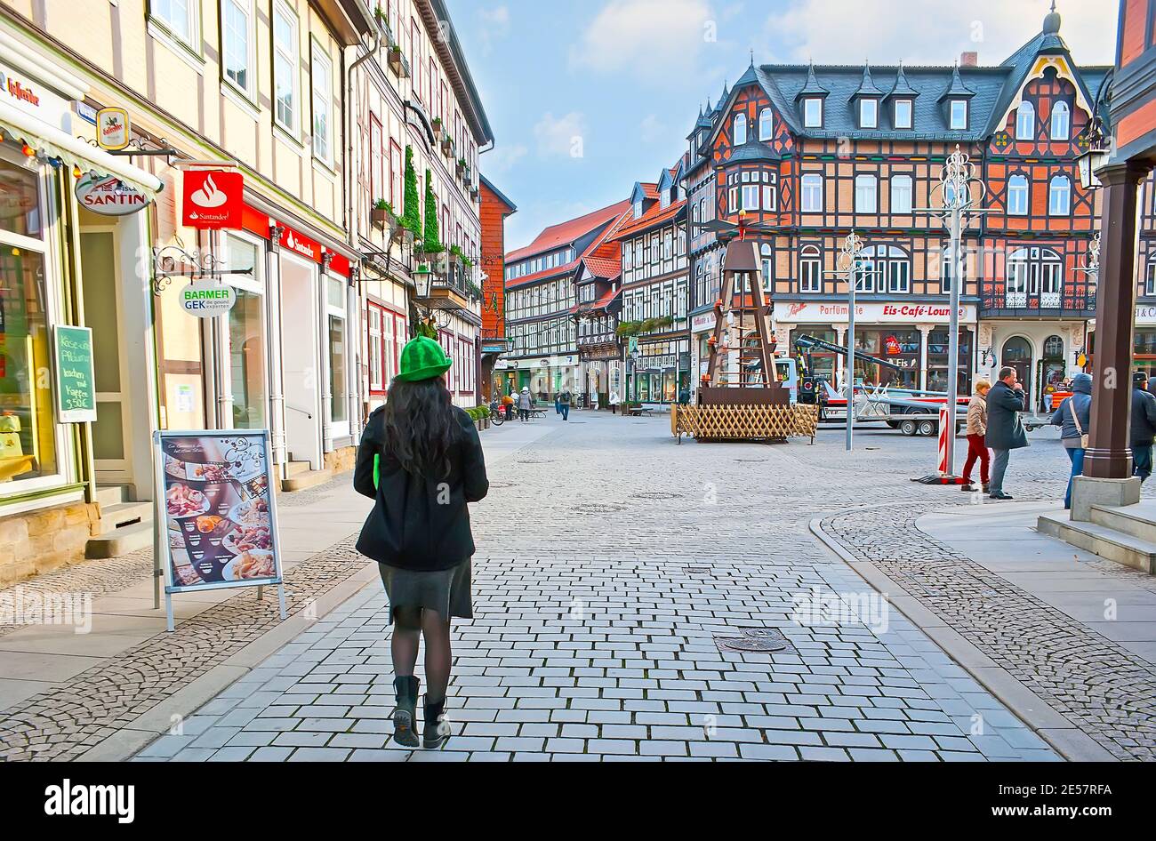 WERNIGERODE, ALLEMAGNE - 23 NOVEMBRE 2012 : la rue Breite Strasse abrite de nombreuses maisons colorées à colombages avec des restaurants et une boutique de souvenirs Banque D'Images