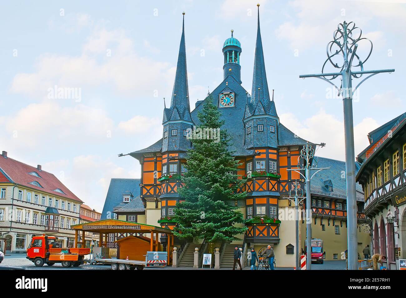 WERNIGERODE, ALLEMAGNE - 23 NOVEMBRE 2012 : la Marktplatz (place du marché) avec un spectaculaire bâtiment à colombages de Rathaus (hôtel de ville), le 2 novembre Banque D'Images