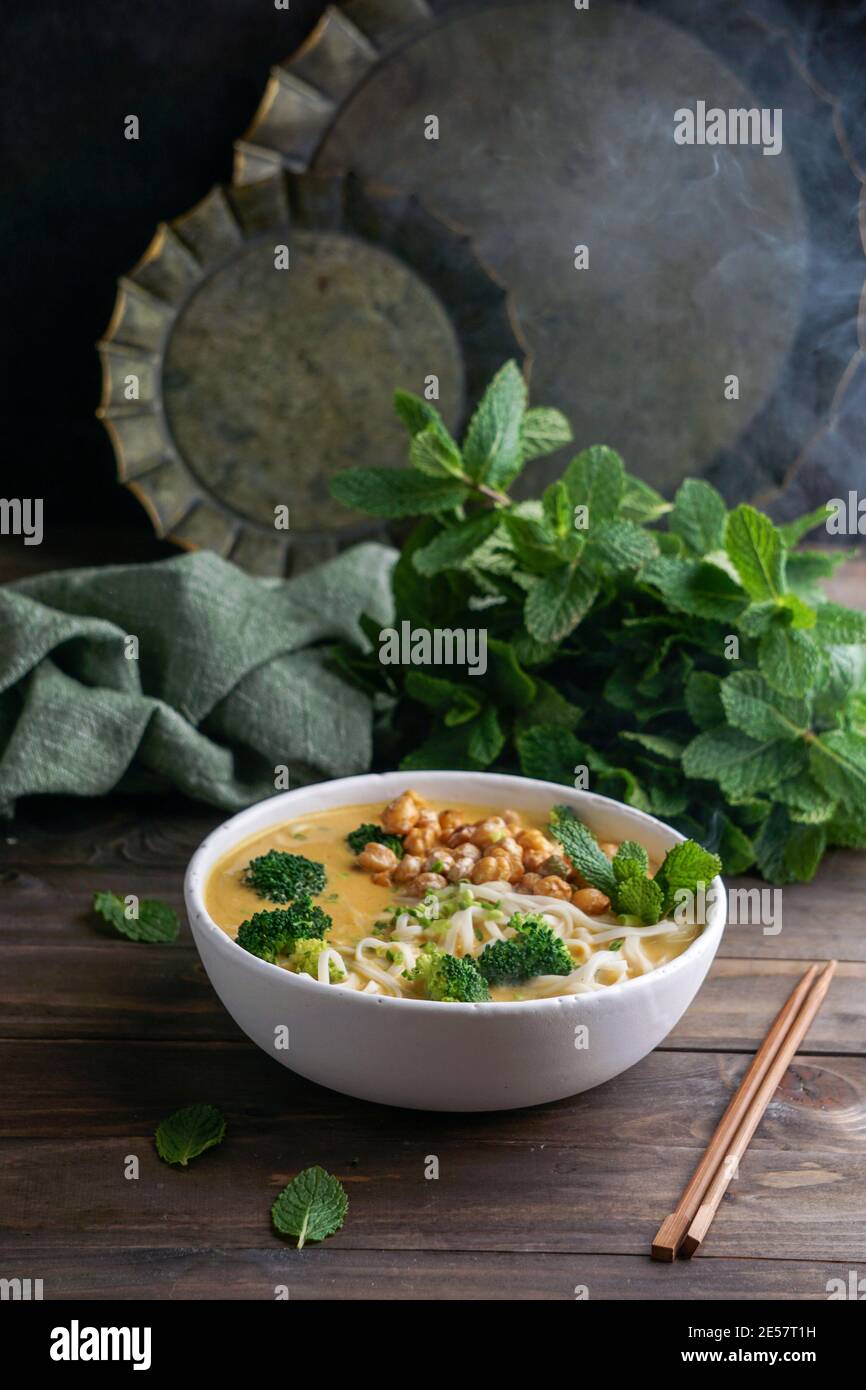 Soupe de nouilles Laksa avec potiron et brocoli, soupe thaï épicée Banque D'Images