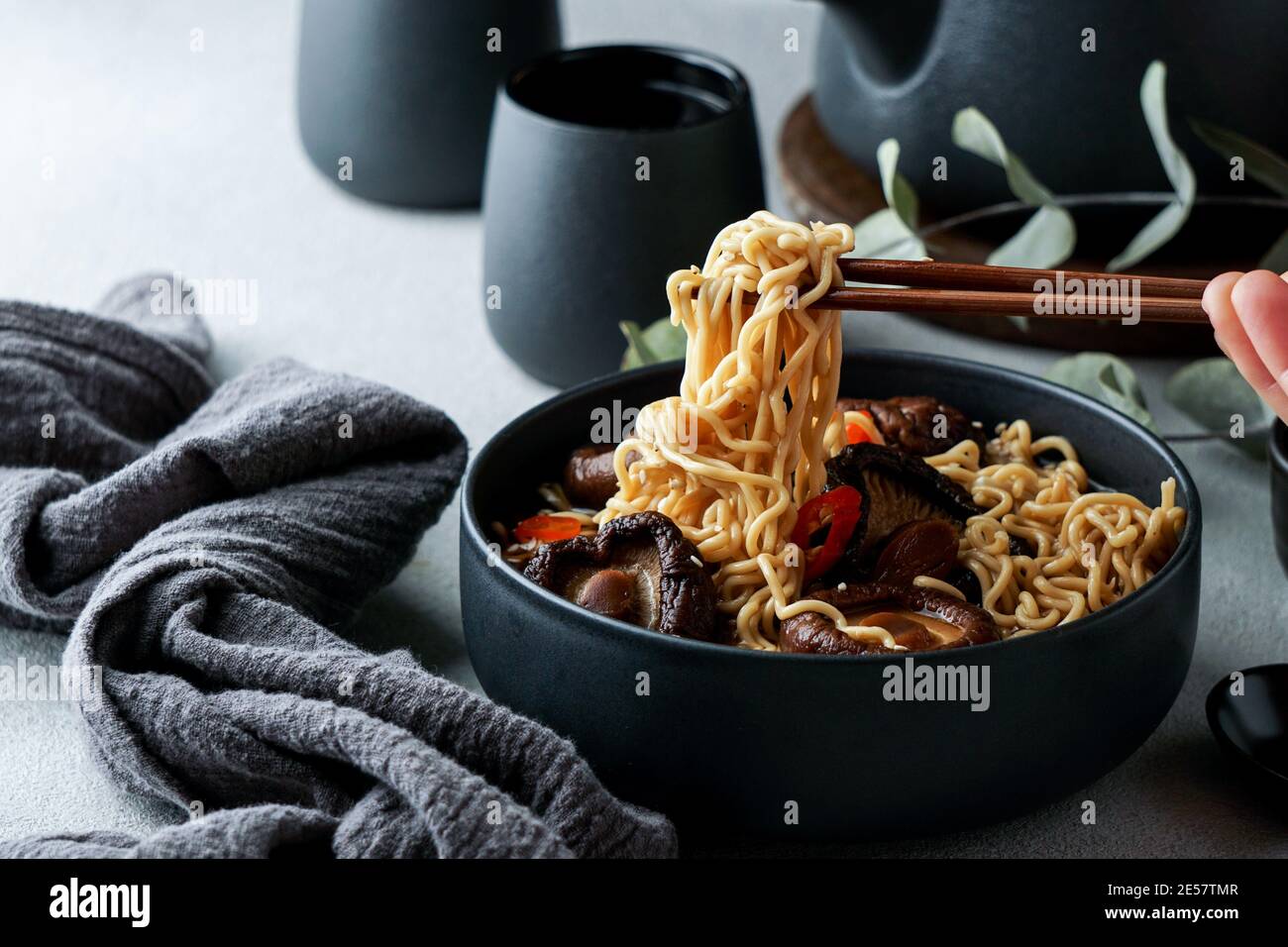 Soupe asiatique aux nouilles avec shiitake, soupe épicée chaude Banque D'Images