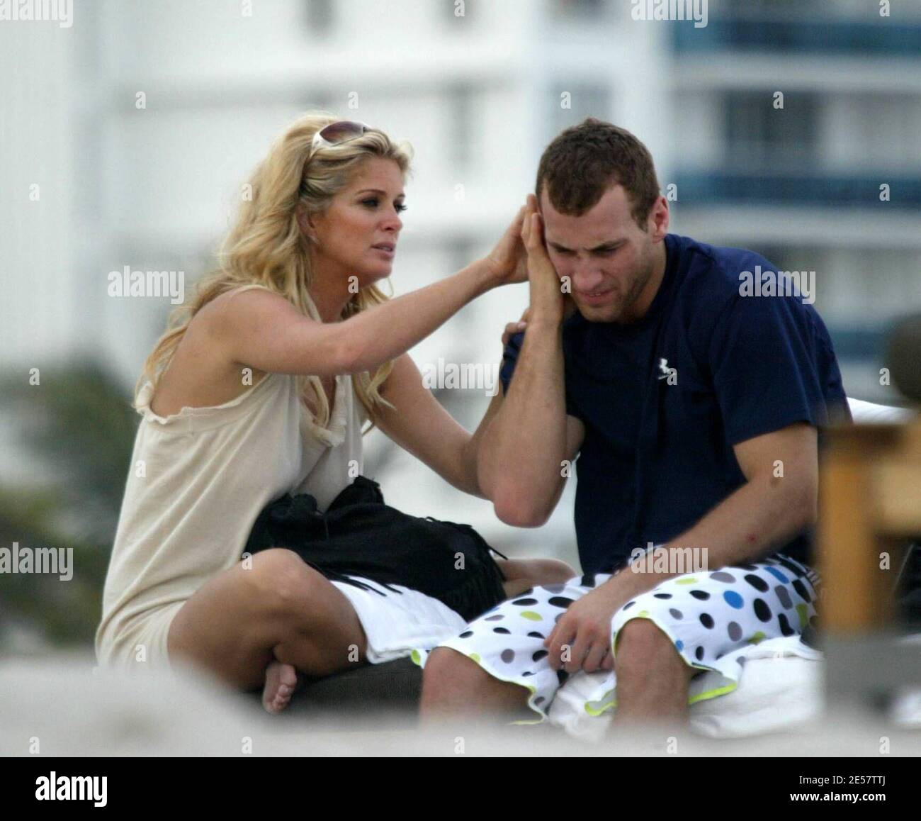 Exclusif !! La supermannequin et ex-épouse du rocker Rod Stewart Rachel Hunter prend du temps lors d'une séance photo dans un hôtel local pour passer un moment intime sur Miami Beach avec l'actuel beau Jarret Stoll de l'équipe de hockey sur glace des Oilers d'Edmonton. Le couple a bu mojitos, regardé un ami jongler, mais ne pouvait pas garder leurs mains les unes hors des autres. 1/23/07 [[tag mab]] Banque D'Images