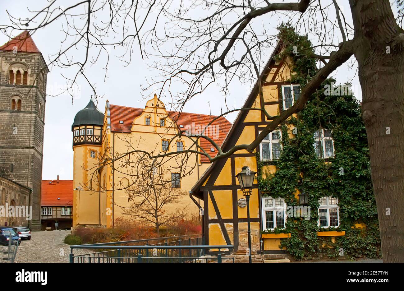 Promenez-vous au sommet de la colline du château (Schlossberg) avec des bâtiments médiévaux préservés, des maisons à colombages et la basilique Saint-Servatius, Quedlinburg, Harz, Allemagne Banque D'Images